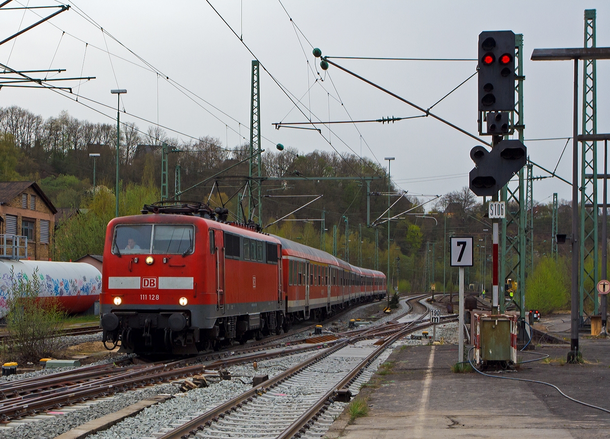 
Die 111 128-5 der DB Regio NRW mit n-Wagen (ex Silberlinge) als RE 9 - Rhein-Sieg-Express (Aachen-Köln-Siegen), Umlauf RE 10913, am 30.03.2014 bei der Einfahrt in den Bahnhof Betzdorf/Sieg.
