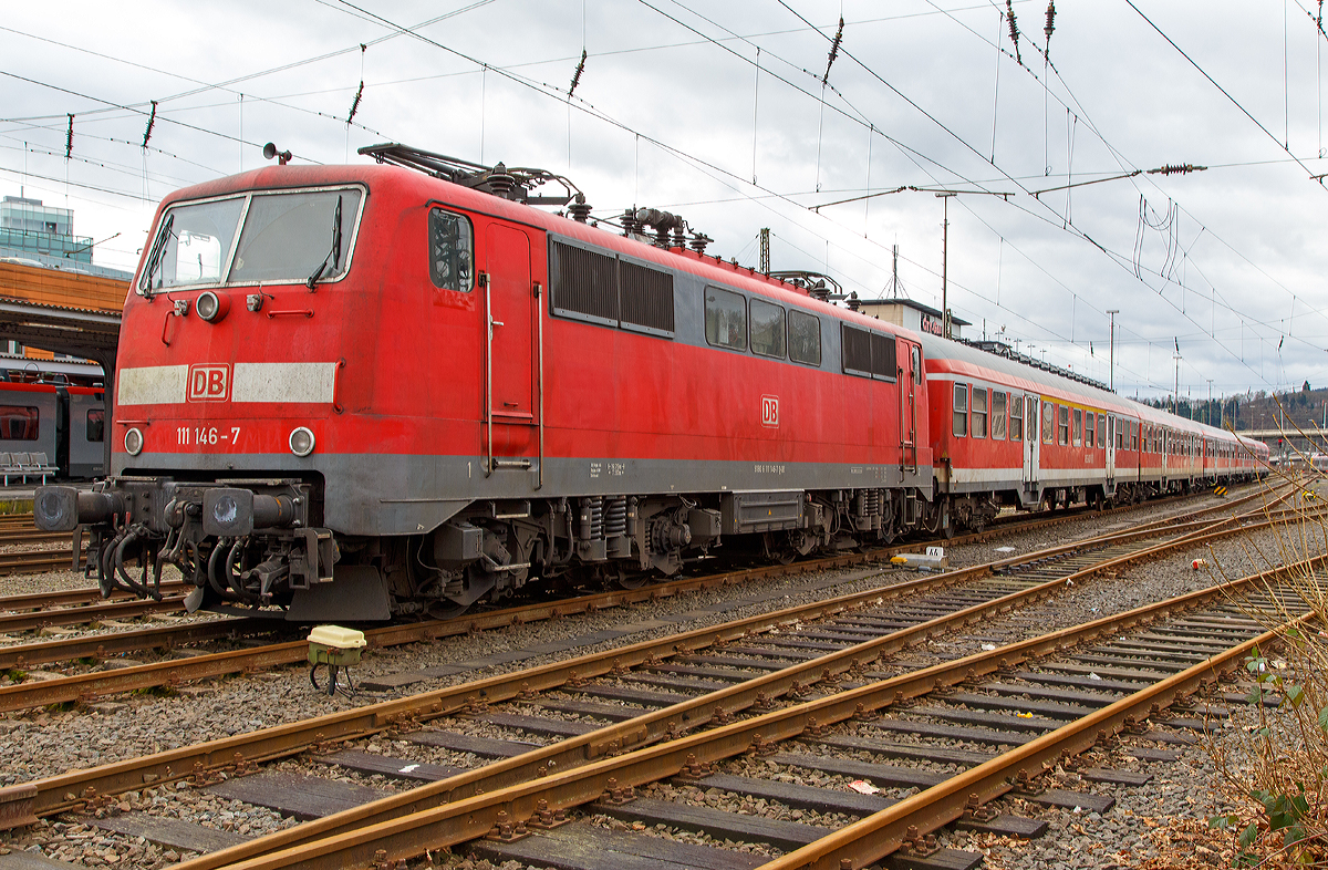 
Die 111 146-7 (91 80 6111 146-7 D-DB) der DB Regio NRW mit n-Wagen (ex Silberlinge) ist als Verstärker für den RE 9 - Rhein-Sieg-Express (Aachen-Köln-Siegen) beim Bahnhof Siegen am 10.01.2015 abgestellt. 
Die Lok wurde 1980 von Henschel in Kassel unter der Fabriknummer 32289 gebaut, der elektrische Teil ist von BBC (Brown, Boveri & Cie AG).