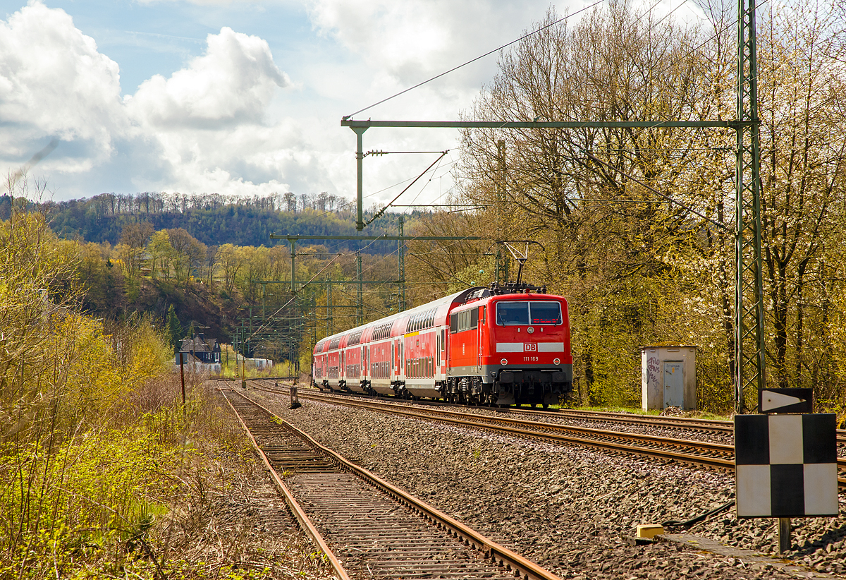 
Die 111 169-9 (91 80 6111 169-9 D-DB) der DB Regio schiebt am 15.04.2018, RE 9 (rsx - Rhein-Sieg-Express) Siegen - Köln – Aachen, durch Betzdorf-Bruche in Richtung Köln.