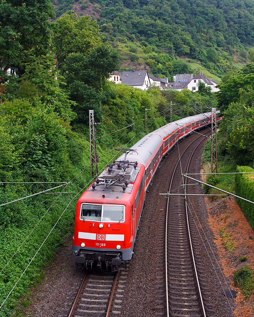 
Die 111 169-9 der DB Regio fährt am 21.06.2014 mit n-Wagen (ex Silberlinge), als Leerzug, durch Kattenes (Mosel) in Richtung Trier. 

Die Lok wurde 1980 bei Henschel in Kassel unter der Fabriknummer 32442 gebaut, der elektrische Teil ist von BBC. Sie hat die NVR-Nrummer 91 80 6111 169-9 D-DB und die EBA-Nummer EBA 08C14A 022.