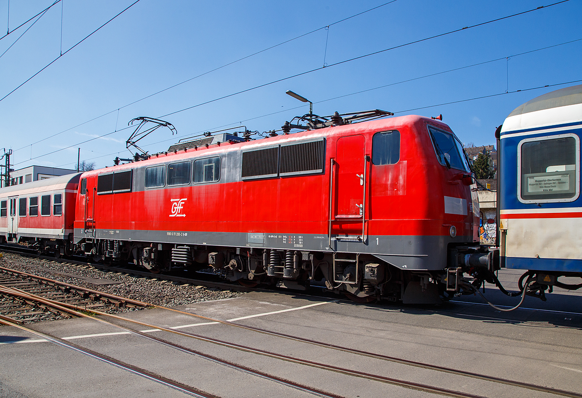 Die 111 200-2 (91 80 6111 200-2 D-GfF) der Gesellschaft für Fahrzeugtechnik mbH, eingereiht in einen National Express Personenzug am 24.03.2021 bei einer Zugdurchfahrt durch Niederschelden, hier passiert er gerade den Bü 343 (Km 112,183 der Siegstrecke KBS 460).

Die Lok wurde1982 von Krupp unter der Fabriknummer 5511gebaut, der elektrische Teil wurde von AEG unter der Fabriknummer 9026 geliefert. Bis 2019 war die Lok bei der DB Regio.