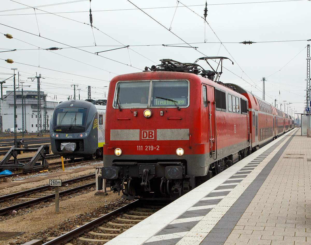 
Die 111 219-2 (91 80 6111 219-2 D-DB) der DB Regio Mittelfranken fährt am 29.12.2016 mit dem RB München Hbf - Treuchtlingen in den Hauptbahnhof Ingolstadt ein. 

Die 111 wurde 1984 von Krupp unter der Fabriknummer 5557 gebaut.