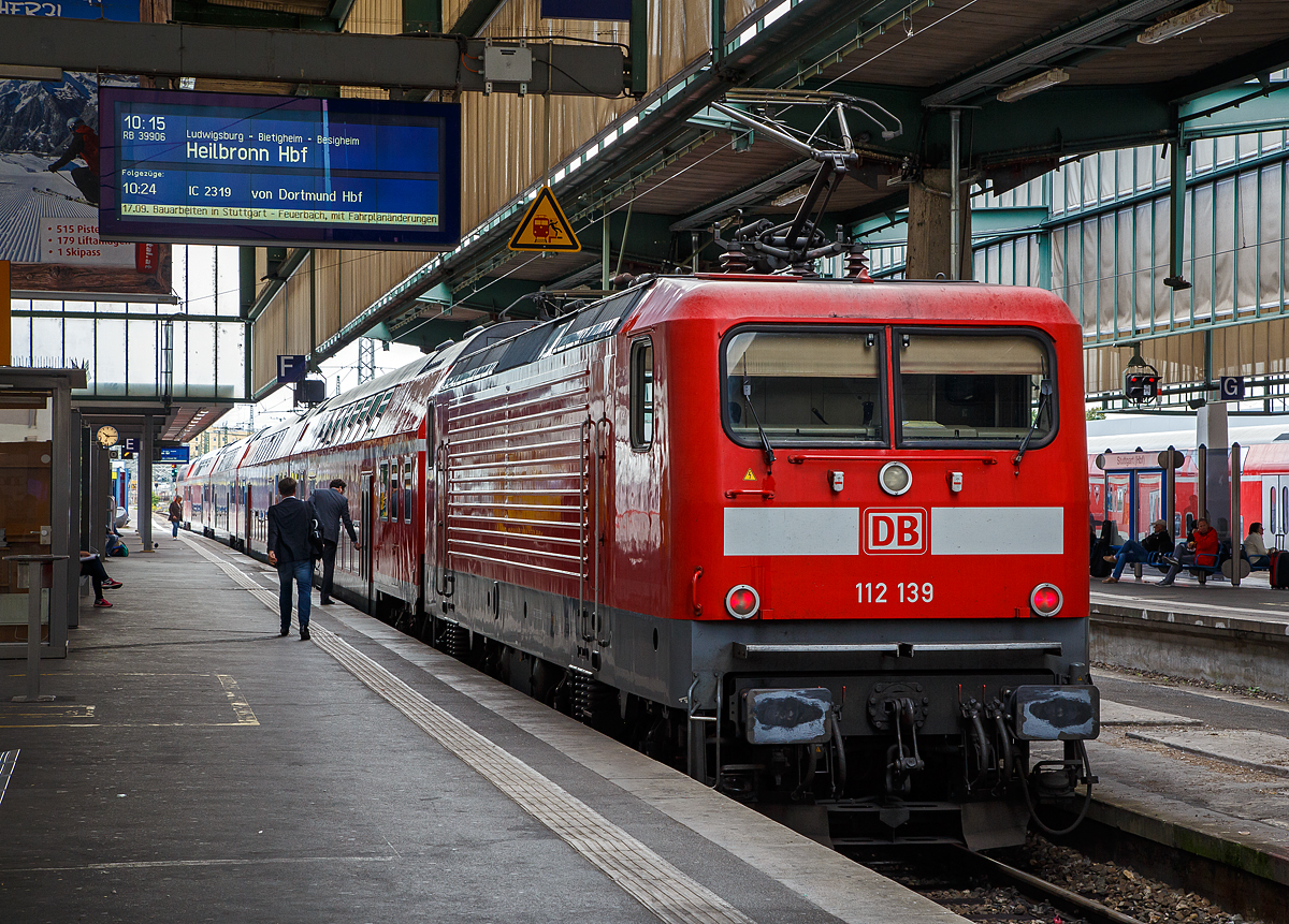 Die 112 139-1 (91 80 6112 139-1 D-DB) der DB Regio steht am 12.09.2017, mit einem RB nach Heilbronn, im Hbf Stuttgart zur Abfahrt bereit.

Die Lok wurde 1994 von AEG in Hennigsdorf (zu DDR Zeiten noch LEW - VEB Lokomotivbau Elektrotechnische Werke „Hans Beimler“ Hennigsdorf) unter der Fabriknummer 21554 gebaut.