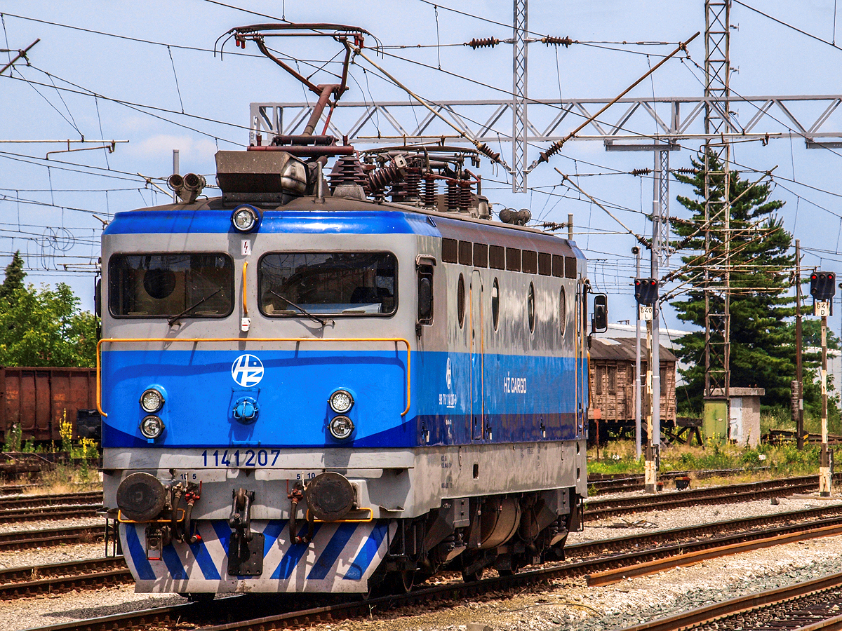 Die 1141 207 der HZ Cargo fährt am 30.06.2015. als Lokzug durch den Bahnhof von Koprivnica in Richtung Norden und ungarischer Grenze, wo sie einen der an jenem Tag zahlreichen Güterzuge nach Zagreb übernehmen wird.
