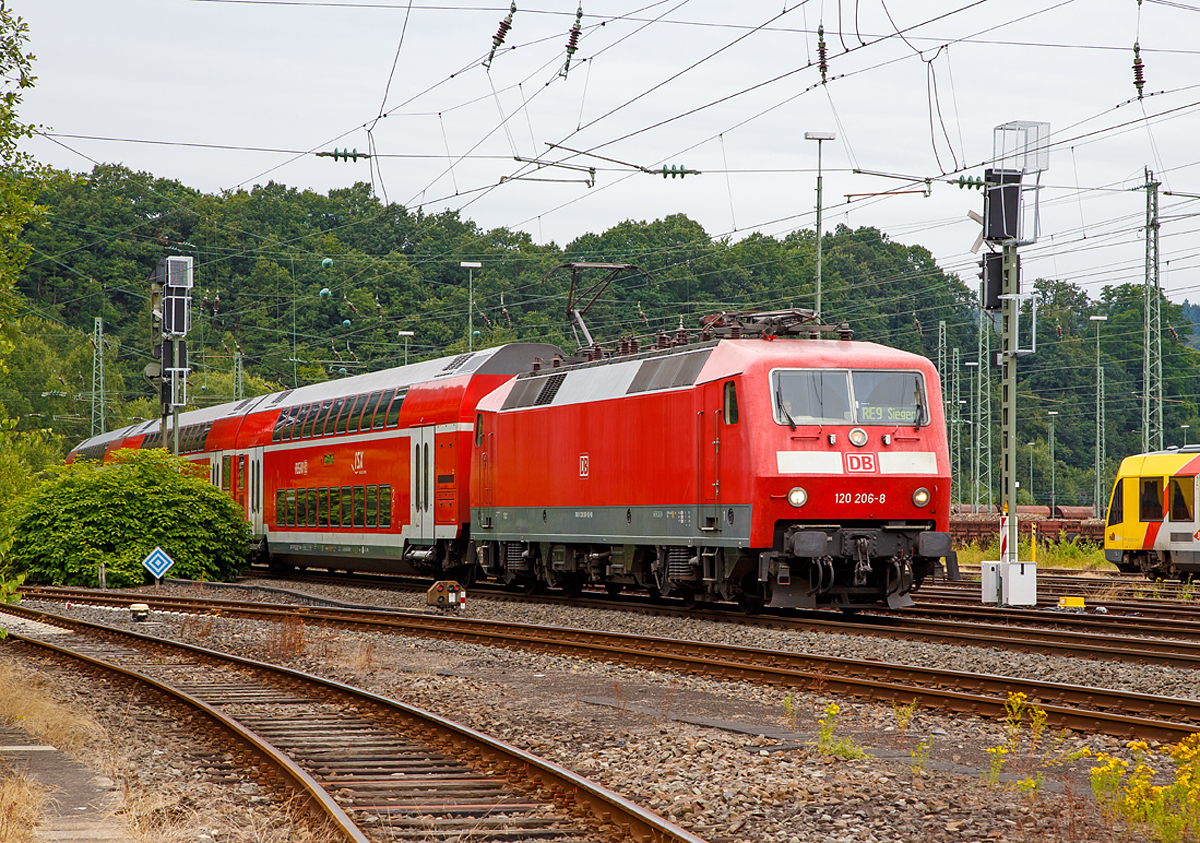 
Die 120 206-8 (ex 120 117-7) der DB Regio NRW mit 6 DoSto´s als RE 9 - Rhein Sieg Express (RSX) Aachen - Köln - Siegen erreicht am 16.07.2016 bald den Bahnhofes Betzdorf/Sieg.

Die Lok wurde 1987 bei Krupp unter der Fabriknummer 5572 gebaut, die elektrische Ausrüstung ist von AEG, und als 120 117-7 an die DB geliefert. 2010 erfolgte der Umbau mit einem Nahverkehrspaket (Zugzielanzeiger, Zugabfertigungssystem, Server u. a.) in die heutige 91 80 6120 206-8 D-DB.

Der große Vorteil der BR 120.2 liegt in den erhöhten fahrdynamischen Werten, dadurch kann ein Zug hier auf der Siegstrecke mit sechs Doppelstockwagen gebildet werden, statt wie mit einer 111er mit fünf Doppelstockwagen.