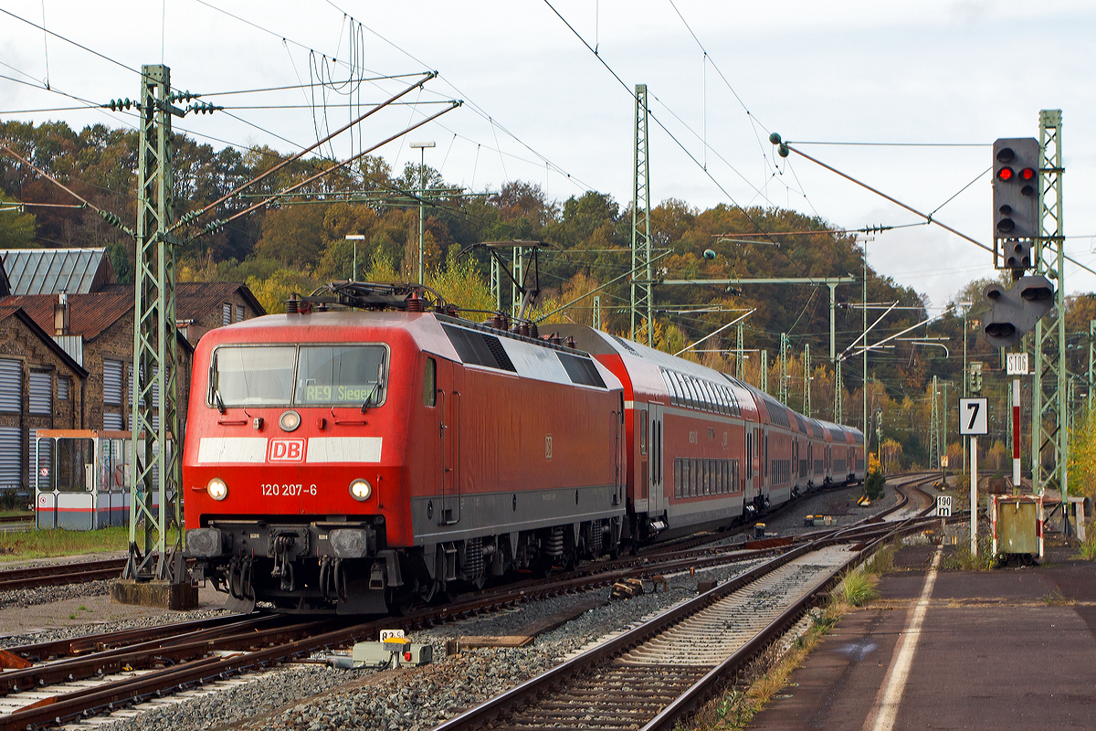 
Die 120 207-6 (ex 120 136-7) der DB Regio NRW fährt am 26.10.2014 mit 6 DoSto´s als RE 9 - Rhein Sieg Express (RSX) Aachen - Köln - Siegen in den Bahnhofes Betzdorf/Sieg ein.