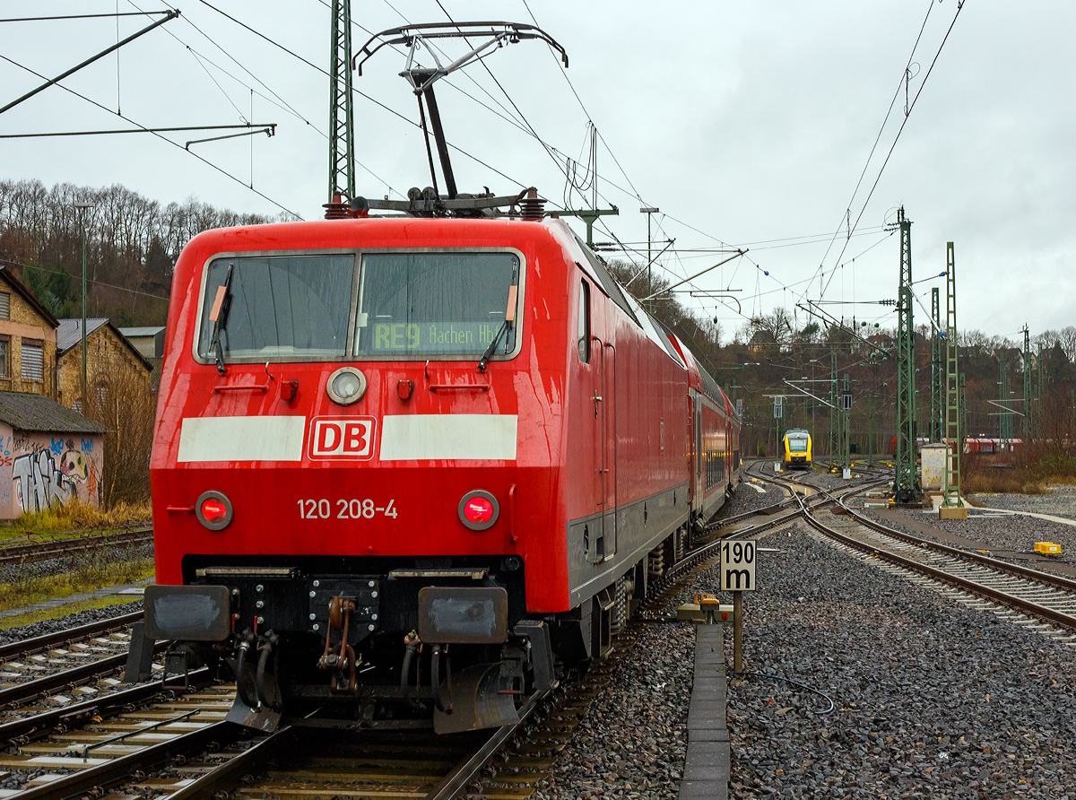 
Die 120 208-4 (91 80 6120 208-4 D-DB) der DB Regio NRW, ex DB 120 139-1, schiebt den RE 9 - Rhein Sieg Express (RSX) Siegen - Köln - Aachen, am 04.01.2017 vom Bahnhof Betzdorf/Sieg weiter in Richtung Köln. 

Die Lok wurde 1988 von Krauss-Maffei in München unter der Fabriknummer 19962 gebaut, die elektrische Ausrüstung ist von Siemens.  Bis 2010 war sie als DB 120 139-1 unterwegs, dann erhielt sie ein Nahverkehrspaket und wurde in 120 208-4 umgezeichnet.