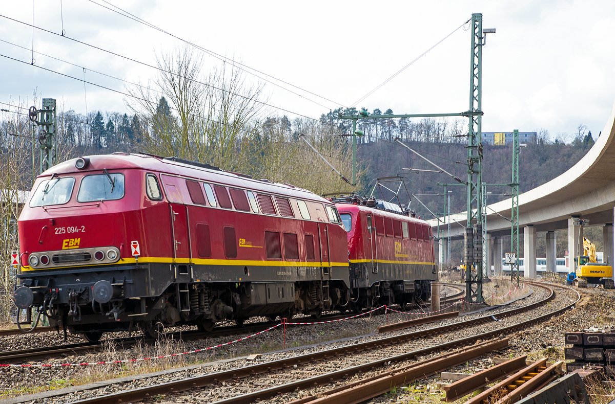 
Die 140 003-5 (ex DB E 40 003) hat die schadhafte 225 094-2 (ex DB 215 094-4) am Haken und schleppt sie nun von Siegen in Richtung Köln. 
Beide Lok gehören der Eisenbahnbetriebsgesellschaft Mittelrhein GmbH in Gummersbach (EBM-Cargo).