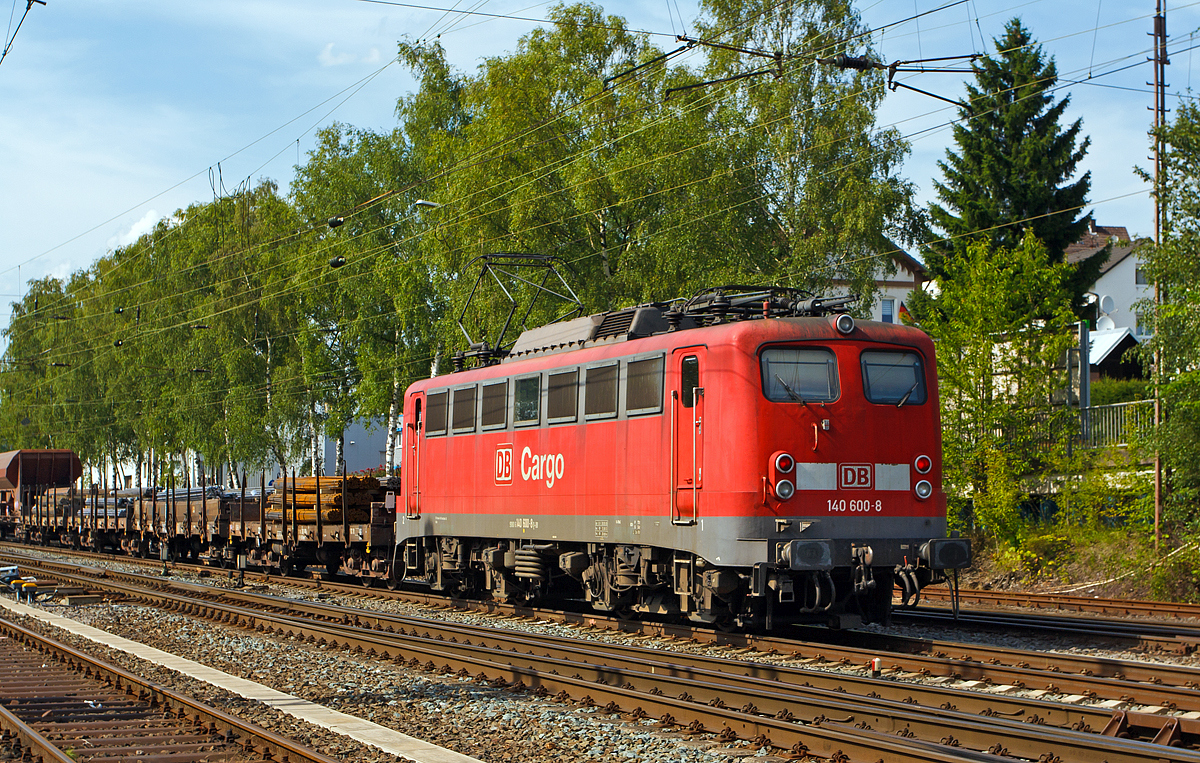 
Die 140 600-8 der DB Schenker Rail Deutschland AG, ex DB E 40 600, beim nachschieben eines schweren Güterzuges am 18.07.2014 von Kreuztal in Richtung Welschen Ennest. Schwere Güterzüge werden teilweise auf der  Ruhr-Sieg-Strecke (KBS 440) zwischen Kreuztal  und Welschen Ennest mit einer zusätzlichen Lok nachgeschoben. 

Die E 40 wurde 1966 bei Krupp unter der Fabriknummer 4768 gebaut, der elektische Teil ist von AEG (Fabriknummer 8395). Sie wurde als E 40 600 an die Deutsche Bundesbahn (DB) geliefert und zum 0.01.1968 in 140 600-8 umgezeichnet. Sie hat die NVR-Nummer 91 80 6140 600-8 D-DB.