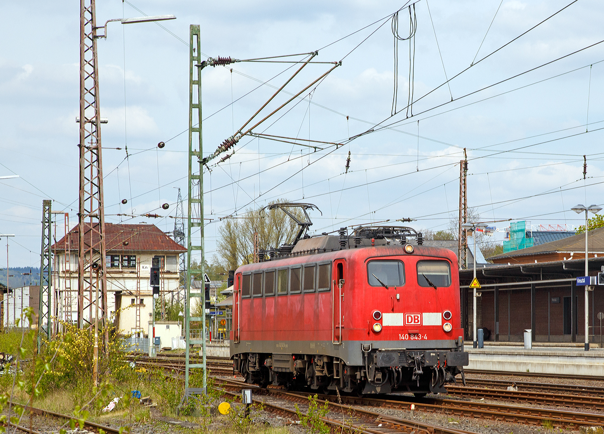 
Die 140 843-4 (91 80 6140 843-4 D-DB) der DB Schenker Rail Deutschland AG kommt am 02.05.2015 solo (als Lz) nach Kreuztal, sie wird hier eine 151er abholen.  

Die E 40 wurde 1972 von Krauss-Maffei AG in München unter der Fabriknummer 19559 gebaut, der elektrische Teil ist von den Siemens-Schuckert-Werke (SSW).