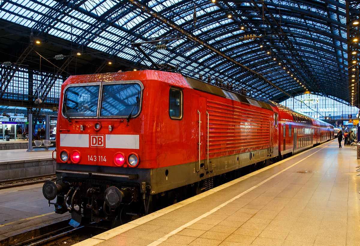 
Die 143 114-7 (91 80 6143 114-7 D-DB) der DB Regio, ex DR 243 114-6, am 08.02.2016 beim Halt im Hauptbahnhof Kln, mit dem RB 27  Rhein-Erft-Bahn  (Mnchengladbach - Kln . Koblenz).

Die Lok wurde 1986 bei LEW (VEB Lokomotivbau Elektrotechnische Werke Hans Beimler Hennigsdorf) unter der Fabriknummer 18490 gebaut und als DR 243 114-6 an die Deutsche Reichsbahn geliefert, 1992 erfolgte die Umzeichnung in DR 143 114-7 und zum 01.01.1994 in DB 143 114-7.

Ein Umbau (Einbau) Notbremsberbrckung (NB) und elektropneumatischer Bremse (ep) erfolgte 2006 und 2010 die Hochrstung auf NB 2004. Die Notbremsberbrckung (NB) dient bei Personenzgen dazu, den Zug trotz bettigter Notbremse weiterfahren zu lassen und erst an einem besser geeigneten Ort zum Stillstand zu bringen. Grund fr ihre Einfhrung war, dass das Halten eines brennenden Zuges in einem Tunnel zu verheerenden Folgen fhren kann, aber auch, dass ein Zug, der an einem schwer zugnglichen Punkt zum Stehen kommt, die Bergung erschwert.

Die Notbremsberbrckung darf aber vom Triebfahrzeugfhrer nur in besonders gekennzeichneten Streckenabschnitten angewandt werden. Bei der NB 2004 fhrt die Bettigung einer Notbremse allerdings zunchst nur zu einer optischen und akustischen Meldung im Fhrerstand. Der Triebfahrzeugfhrer muss diese Meldung entweder durch einen berbrckungsbefehl oder durch eine Schnellbremsung besttigen. Andernfalls wird die Notbremsung nach kurzer Zeit selbstttig wirksam.  