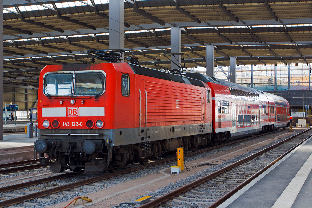 Die 143 122-0 (ex DR 243 122-9) der DB Regio steht am 25.08.2013 mit einem Nahverkehrszug (S-Bahn Dresden) im Hauptbahnhof Chemnitz.

Die Lok wurde 1986 bei LEW (VEB Lokomotivbau Elektrotechnische Werke Hans Beimler Hennigsdorf) unter der Fabriknummer 18498 gebaut und als DR 243 122-9 an die Deutsche Reichsbahn geliefert, 1992 erfolgte die Umzeichnung in DR 143 122-0 und 1994 in DB 143 122-0. Sie trgt die NVR-Nummer  91 80 6143 122-0 D-DB und die EBA-Nummer  EBA 01C17A 122.
Die 

Die Entwicklung begann in Ende der 70er-Jahre, und basiert auf dem Prototyp 212 001-2  Weie Lady .
Ab 1976 wurde von der Deutschen Reichsbahn in der DDR die Streckenelektrifizierung auf Grund der lverteuerung wieder forciert, nachdem man zehn Jahre zuvor noch ganz auf von russischem Diesell getriebene Loks gesetzt hatte. Der VEB Lokomotivbau Elektrotechnische Werke Hans Beimler Hennigsdorf (LEW), einziger Hersteller von E-Loks in der DDR, bekam den Auftrag, ausgehend von der bewhrten schweren Gterzuglok der Baureihe 250 eine leichtere und technisch modernere vierachsige Variante fr den Personenzug- und mittelschweren Gterzugdienst zu entwickeln. Die mechanischen Komponenten wurden in Hennigsdorf entwickelt und hergestellt. Die Elektromotoren kamen vom VEB Sachsenwerk Dresden.

Bereits auf der Leipziger Frhjahrsmesse 1982 konnte der Prototyp 212 001-2 der ffentlichkeit vorgestellt werden. Nach der Messe begann die DR mit der Erprobung der 140 km/h schnellen Lok, die konstruktiv aber fr 160 km/h ausgelegt war. Nach der Probezerlegung wurde die Getriebebersetzung gendert und die Maschine 1983 in 243 001-5 umbezeichnet. Durch die genderte bersetzung konnte die Zugkraft deutlich erhht werden, wobei die Hchstgeschwindigkeit auf 120 km/h reduziert wurde.

Da 1984, mit Ausnahme der Versuchsstrecke Halle - Kthen, nirgendwo im DR-Netz mehr als 120 km/h gefahren werden durfte, wurde zunchst die Mehrzwecklok der Reihe 243 in Auftrag gegeben und nicht die schnellere vorgesehene BR 212. 1984 wurden die ersten 20 Lokomotiven ausgeliefert, Ende 1989 wurde die 500. Lokomotive ausgeliefert.

Die ab 1987 hergestellten Loks wurden (ab der Ordnungsnummer 300) mit einem strmungsoptimierten Kopf ausgestattet, der durch einen verringerten Luftwiderstand den Energieverbrauch um etwa fnf Prozent reduzierte. Die 112.0 und 112.1 wurden spter ebenfalls mit dieser Kopfform gebaut.

Ab 1988 erhielten die Loks der Baureihe 243.8 eine Vielfachsteuerung, um ein Fahren in Doppeltraktion zu ermglichen. Daran anschlieend wurden bis Dezember 1990 nochmals 109 Lokomotiven ohne Vielfachsteuerung beschafft, so dass die DR insgesamt ber 636 Loks der Baureihe 243 verfgte. Mit 243 659-0 ging am 2. Januar 1991 die letzte 243 in Betrieb.

Nach der Wirtschafts-, Whrungs- und Sozialunion mit der Bundesrepublik kam der Gterverkehr in der ehemaligen DDR praktisch zum Erliegen, und groe Teile des 243er-Bestandes standen auf den Abstellgleisen. Ab August 1990 wurde die damalige DR 243 922-2 / spter DB 143 922-3 an die Schweizerische Sdostbahn AG (SOB) vermietet (bis 1995), andere gingen zur Erprobung an die Bundesbahn nach Freiburg und Dsseldorf und bewhrten sich.

Bis Mitte 2013 wurden aber bereits 220 Triebfahrzeuge der Baureihe 143 verschrottet. Ursache ist zum Teil die Leichtbauweise und die fehlende Crash-Optimierung, so dass auch bei leichten Aufprallschden der Lokkasten abknickt und dabei der Rahmen mit verzogen wird. Dies fhrt schnell zu Totalschden mit anschlieender Verschrottung. Die relativ geringe Hchstgeschwindigkeit von 120 km/h und die fehlende Nutzbremse werden den Lokomotiven bei Neuausschreibungen zum Verhngnis, zuletzt wurden bei sehr vielen Ausschreibungen Neufahrzeuge gefordert. Auerdem fehlt es heutzutage teilweise an einigen Ersatzteilen. Die komplizierte Elektronik wurde damals zum Teil auch in Osteuropa produziert und seit deren Inbetriebnahme sukzessive modernisiert.

Technische Daten:
Gebaute Anzahl:  646
Hersteller:  LEW Hennigsdorf
Spurweite: 1.435 mm
Achsformel:  Bo´Bo´
Lnge ber Puffer:  16.640 mm
Dienstmasse:  82,5 t
Hchstgeschwindigkeit:  120 km/h
Stundenleistung:  3.720 kW
Dauerleistung:  3.500 kW
Anfahrzugkraft:  240 kN
Stromsystem:  15 kV 16,7 Hz ~
Antrieb:  LEW-Kegelringfeder
