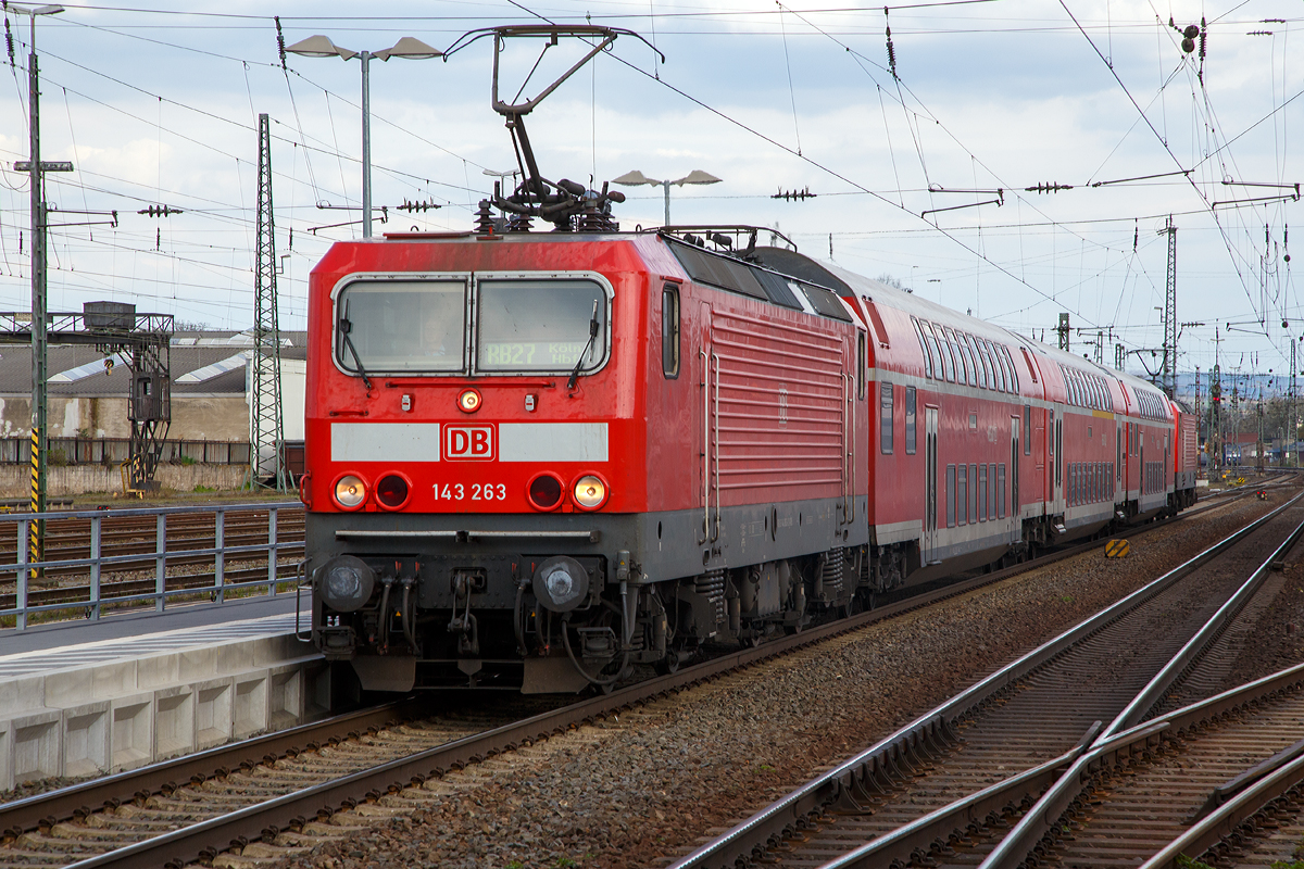
Die 143 263 (91 80 6143 263-2 D-DB, ex DR 243 263-1) und die 143 168 (91 80 6143 168-3 D-DB, ex DR 243 168-2) der DB Regio fahren am 09.04.2016, mit der RB 27  Rhein-Erft-Bahn  nach Köln Hbf, in den Bahnhof Neuwied ein.