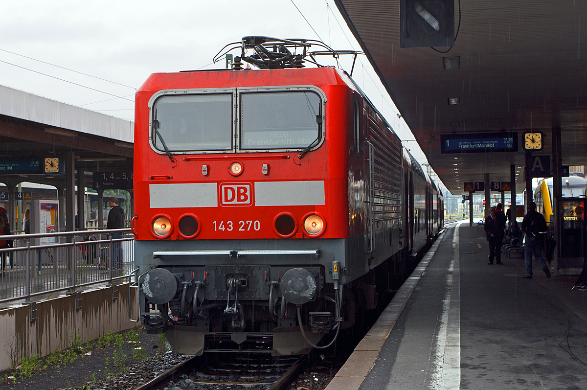 
Die 143 270-7 (91 80 6143 270-7 D-DB), ex DR 243 270-6, der DB Regio AG steht am 26.05.2014 mit dem RE 20  Main-Lahn-Express  in den Bahnhof Limburg an der Lahn zu Abfahrt nach Frankfurt am Main bereit.