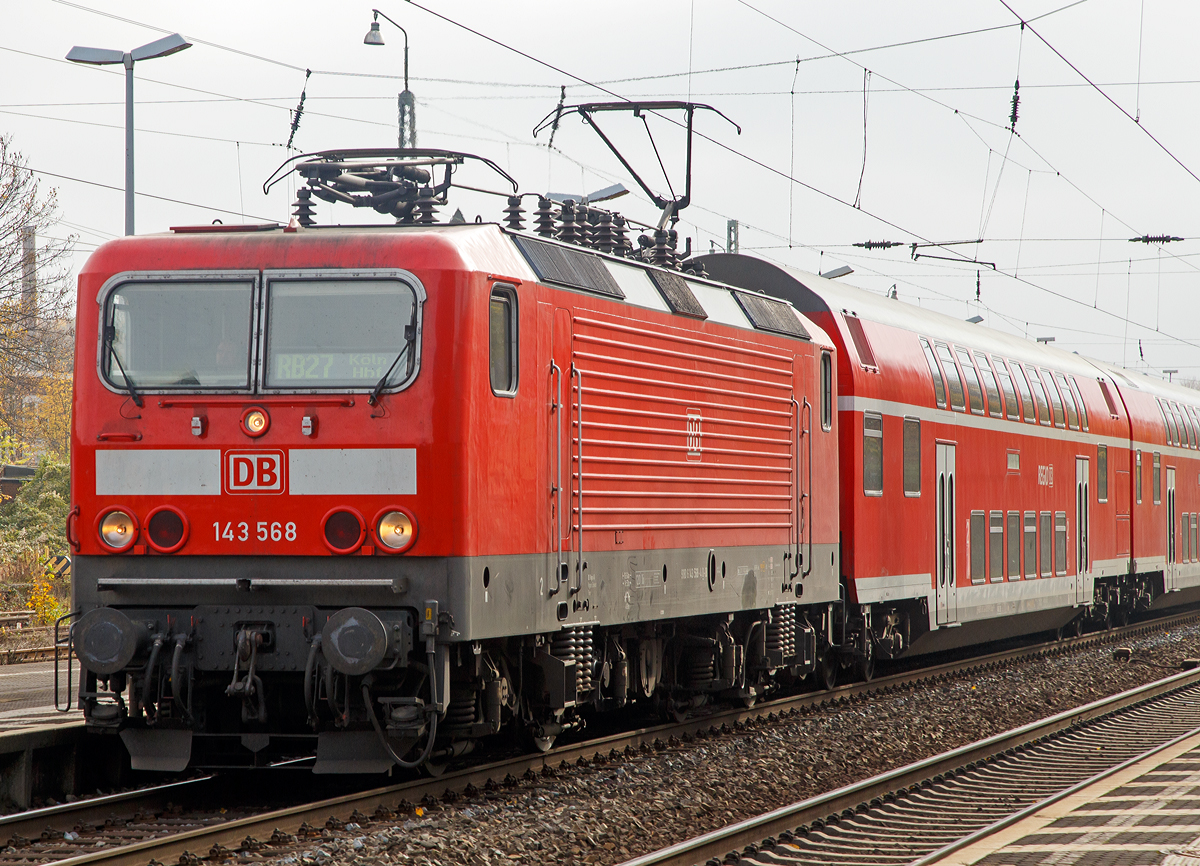
Die 143 568-4 (91 80 6143 568-4 D-DB) der DB Regio AG, ex DR 243 568-3, fährt am 31.10.2015, mit dem RB 27  Rhein-Erft-Bahn  Koblenz Hbf - Köln Hbf, in den Bahnhof Bonn-Beuel ein.

Die Lok wurde 1990 bei LEW (Lokomotivbau Elektrotechnische Werke Hans Beimler Hennigsdorf) unter der Fabriknummer 18575 gebaut und als DR 243 568-3 an die Deutsche Reichsbahn geliefert. Da sie bereits 1991 an die DB vermietet wurde, erfolgte auch 1991 die Umzeichnung in 143 568-4.