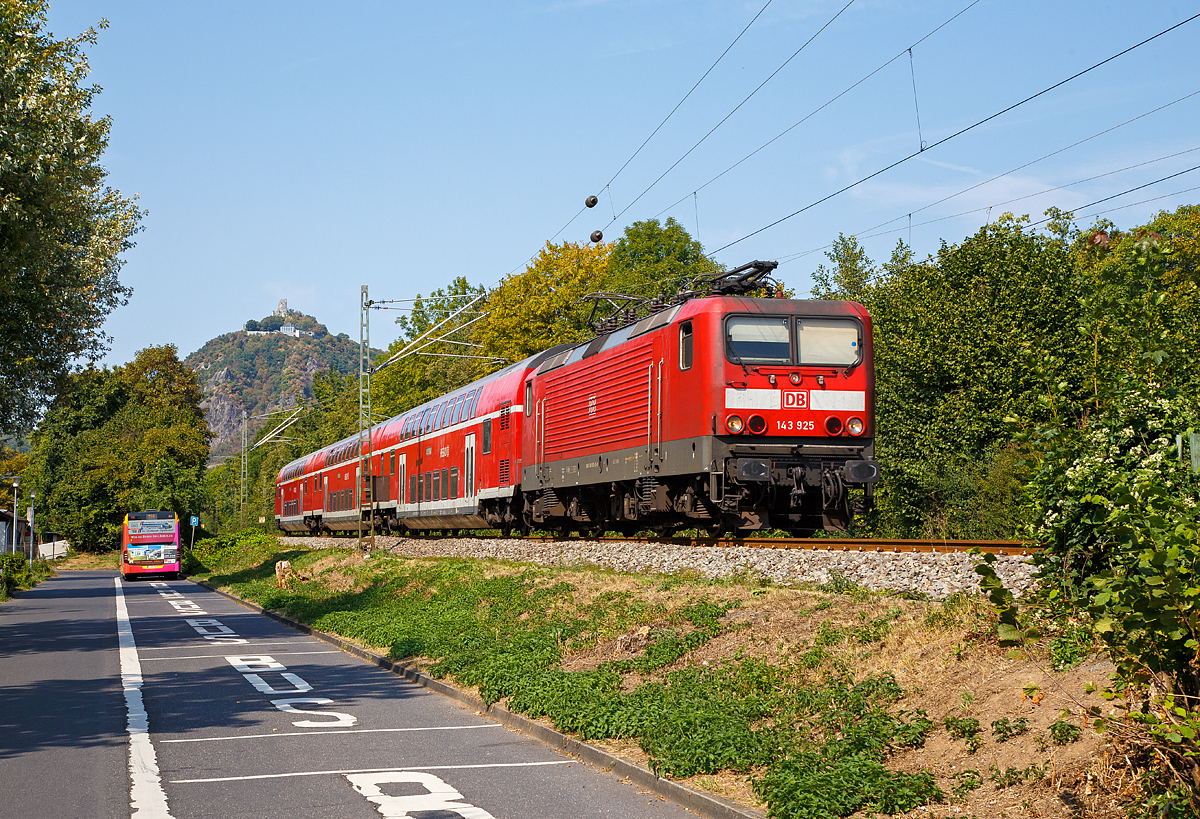 
Die 143 925-6 (91 80 6143 925-6 D-DB) der DB Regio NRW mit dem RB 27  Rhein-Erft-Bahn  nach Koblenz, hier am 28.08.2018 in Bad Honnef. Oben link die Burgruine Drachenfels. 

Die Lok wurde, kurz vor dem Mauerfall, 1989 bei LEW (VEB Lokomotivbau Elektrotechnische Werke Hans Beimler Hennigsdorf) unter der Fabriknummer 20375 gebaut und als DR 243 925-5 an die Deutsche Reichsbahn geliefert, 1992 erfolgte die Umzeichnung in DR 143 925-6 und zum 01.01.1994 in DB 143 925-6.

Ein Umbau (Einbau) Notbremsüberbrückung (NBÜ) und elektropneumatischer Bremse (ep) erfolgte 2006 und 2012 die Hochrüstung auf NBÜ 2004. Die Notbremsüberbrückung (NBÜ) dient bei Personenzügen dazu, den Zug trotz betätigter Notbremse weiterfahren zu lassen und erst an einem besser geeigneten Ort zum Stillstand zu bringen. Zudem erhielt sie 2008 neue Stromabnehmer der Bauart DSA 200.