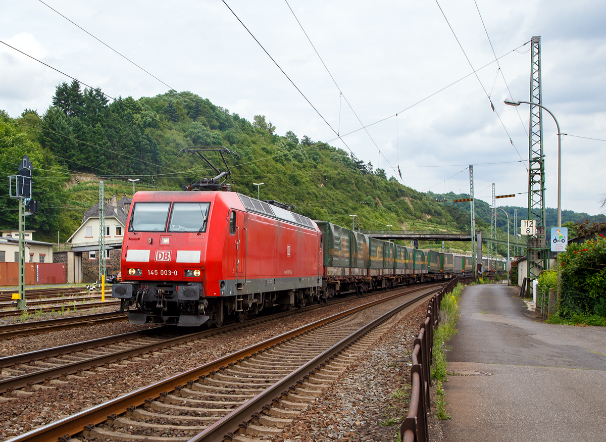 
Die 145 003-0 (91 80 6145 003-0 D-DB) der DB Cargo Deutschland AG fährt am 16.06.2017 mit einem RoLa-Zug durch Linz am Rhein in Richtung Norden. 

Die TRAXX F140 AC wurde 1997 von Adtranz in Kassel unter der Fabriknummer 22297 gebaut.