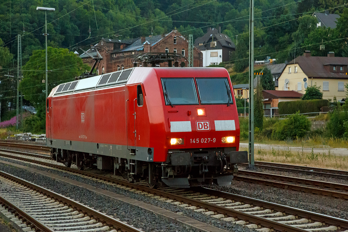 
Die 145 027-9 (91 80 6145 027-9 D-DB) der DB Schenker Rail Deutschland AG, fährt am frühen Morgen (5:18 Uhr) des 01.07.2015 als Lz solo durch den Bahnhof Dillenburg in Richtung Gießen.

Die TRAXX F140 AC wurde 1999 von ABB Daimler-Benz Transportation GmbH (Adtranz) in Kassel unter der Fabriknummer 33344 gebaut. 
