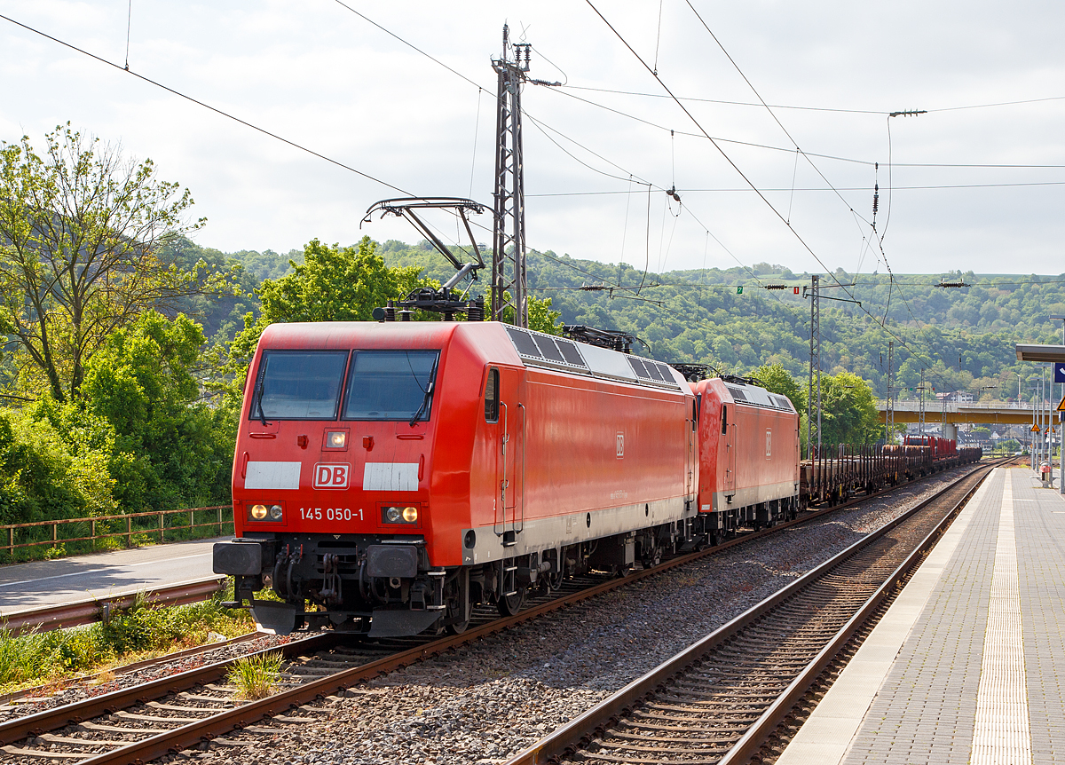 
Die 145 050-1 (91 80 6145 050-1 D-DB) der DB Cargo Deutschland AG mit der kalten 185 044-5 (91 80 6185 044-5 D-DB) und einem mit Drahtrollen beladenen Güterzug am Hanken fährt am 14.05.2016 durch den Bahnhof Kobern-Gondorf.