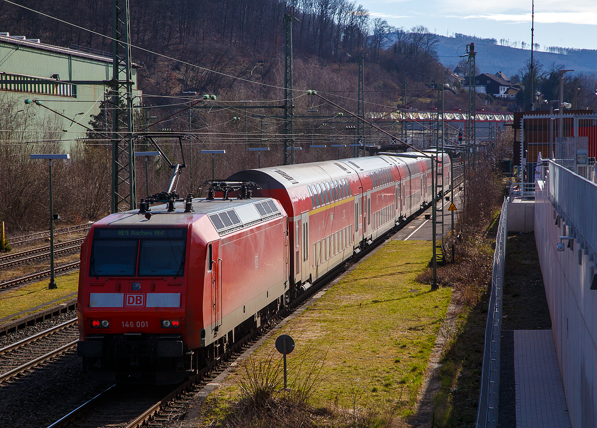 Die 146 001-3 (91 80 6146 001-3 D-DB) der DB Regio NRW schiebt den RE 9 (rsx - Rhein-Sieg-Express) Siegen - Köln – Aachen am 20.03.2021 durch Niederschelden (eigentlich Niederschelderhütte) in Richtung Köln. 