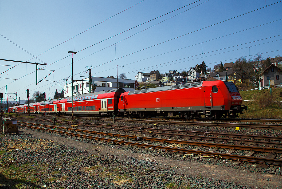 Die 146 005-4 (91 80 6146 005-4 D-DB) der DB Regio NRW schiebt den RE 9 (rsx - Rhein-Sieg-Express) Siegen - Köln – Aachen, am 01.04.2021durch Niederschelden in Richtung Betzdorf (Sieg). Die Regionalzüge hatten alle reichliche Verspätungen, am Gründonnerstag hatten die Güterzüge Vorrang, bedingt wohl auch die Sperrung der Rheinschiene.