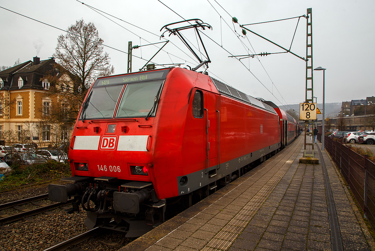 Die 146 006-2 (91 80 6146 006-2 D-DB) der DB Regio NRW hat am 16.12.2021, mit dem RE 9 rsx - Rhein-Sieg-Express (Aachen– Köln - Siegen), den Bahnhof Kirchen (Sieg) erreicht.