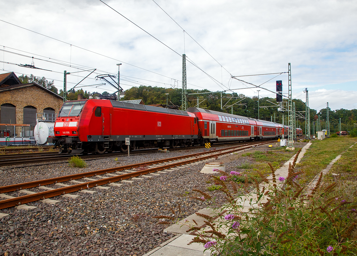 Die 146 006-2 (91 80 6146 006-2 D-DB) der DB Regio NRW schiebt, den RE 9 - Rhein Sieg Express (RSX) Brachbach - Betzdorf - Kln – Aachen Steuerwagen voraus, am 20.09.2022 von Betzdorf(Sieg) weiter in Richtung Kln.

Auf der Siegstrecke (KBS 460) erfolgen zwischen dem 16.09. bis zum 09.12.2022 in verschiedenen Anschnitten und Zeitrumen umfangreiche Umbauarbeiten. Hier zwischen Siegen und Betzdorf zwischen dem 16.09. bis zum 05.10.2022. Die DB Netz AG investiert ber 12 Millionen Euro in moderne Infrastruktur. So fahren z.Z. die RE 9 nur bis/von Brachbach.
