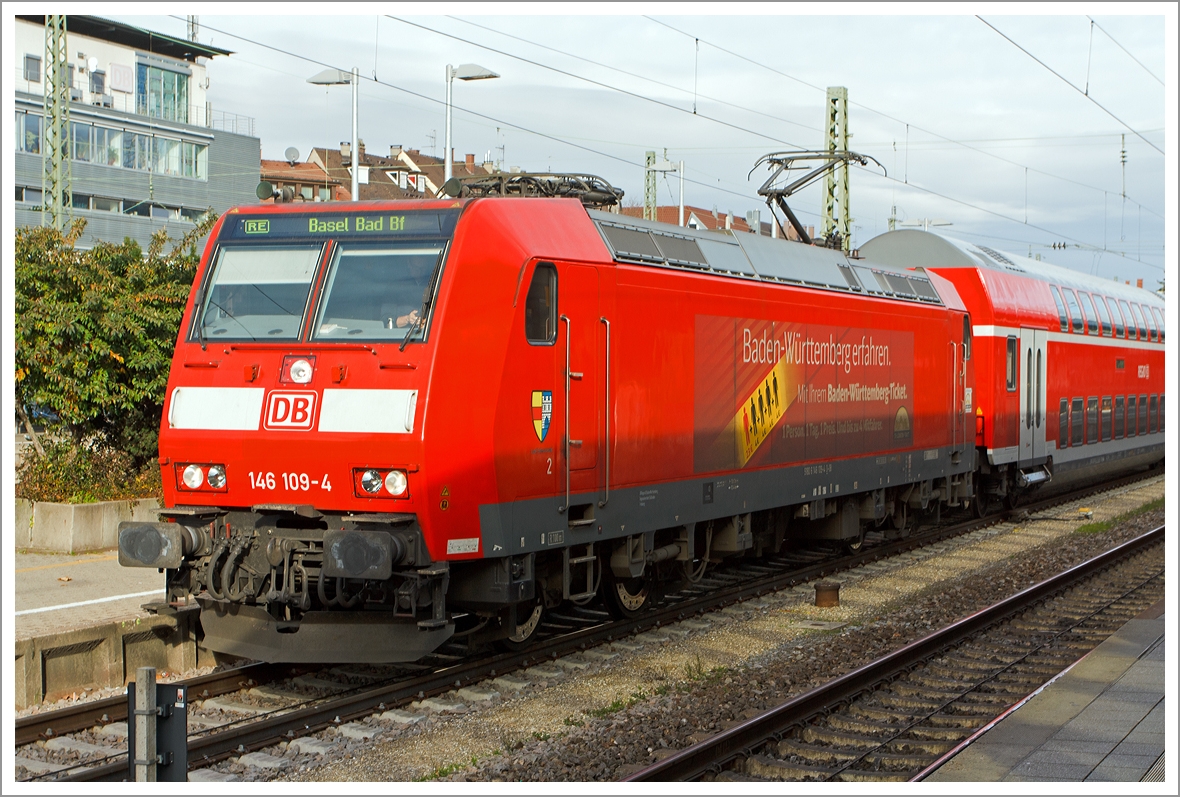Die 146 109-4  Lahr/Schwarzwald  steht mit dem RE nach Basel Badischer Bahnhof am 07.12.2013 im Hbf Freiburg im Breisgau bereit. 

Die Lok vom Typ TRAXX P160 AC1 (BR 146.1) wurde 2004 von Bombardier in Kassel unter der Fabriknummer 33990 gebaut.


Technische Daten:
Spurweite: 1.435 mm
Fahrdrahtspannung: 15 kV 16,7 Hz (technisch auch 25 kV 50 Hz möglich, aber nicht bestellt)
Achsanordnung: Bo`Bo`
Länge über Puffer: 18.900 mm
Dienstgewicht: 84 t 
Radsatzlast: 21 t
Nennleistung (Dauerleistung): 5600 kW (7600 PS)
Anfahrzugkraft: 300 kN
Höchstgeschwindigkeit: 160 km/h
