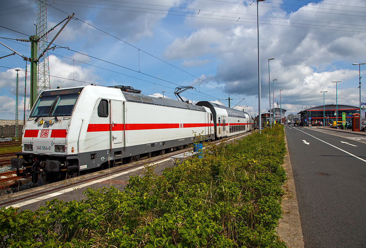 Die 146 564-0 (91 80 6146 564-0 D-DB) hat am 01.05.2022 mit dem IC 2434 (teils RE 56), einem IC 2 (Doppelstock-IC), von Leipzig den Zielbahnhof Emden Auenhafen erreicht. Rechts das Gebude der Reederei AG Ems, die den Fhrverkehr vom Emder Hafen und ab Eemshaven (Niederlande) zur ostfriesischen Nordseeinsel Borkum betreibt.

Der Bahnhof Emden Auenhafen ist ein Hafenbahnhof in der ostfriesischen Stadt Emden in Niedersachsen, es gibt so einen direkten Anschluss an die Fhre der AG Ems nach Borkum.

Der Bahnhof verfgt ber ein Bahnsteiggleis, dazu mehrere Rangier- und Abstellgleise sowie Anschlussgleise der Niedersachsen Ports GmbH & Co KG. Er dient als Zubringer fr die Fhre nach Borkum und befindet sich daher in unmittelbarer Nhe zum Borkumkai des Emder Hafens.

Der Hafenbahnhof ist ber eine eingleisige Nebenbahn mit dem Emder Hauptbahnhof verbunden. Alle von Leer kommenden Zge zum Hafenbahnhof mssen im Hauptbahnhof einen Fahrtrichtungswechsel vornehmen. Im Juni 2006 wurden umfangreiche Modernisierungsmanahmen des Bahnhofs und der Strecke abgeschlossen, seitdem ist die Strecke auch elektrifiziert.
