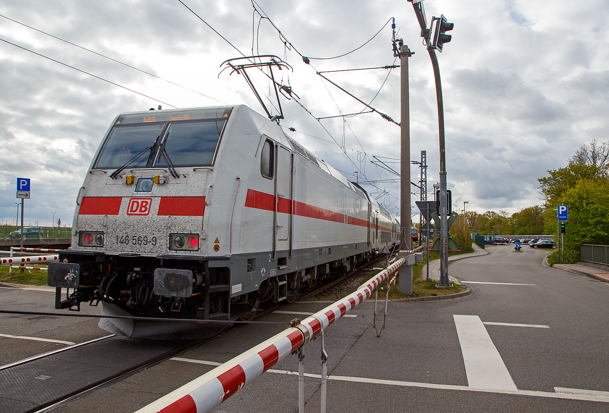 Die 146 569-9 (91 80 6146 569-9 D-DB) schiebt den IC 2039 / RE 56 (52039) Norddeich Mole – Bremen – Hannover -  Leipzig, am 01.05.2022 Steuerwagen voraus und verlsst den Bahnhof Norddeich Mole. Nchster Halt ist bereits kurz hinter dem B der Bahnhof Norddeich.

Von Norddeich Mole ber Oldenburg(Oldb.) bis  Bremen Hbf fhrt der IC 2 auch als RE 56 (52039), so werden alle Nahverkehrsfahrkarten anerkannt.

Die TRAXX P160 AC2 wurde 2013 von Bombardier Transportation GmbH in Kassel unter der Fabriknummer 35046 gebaut. 
