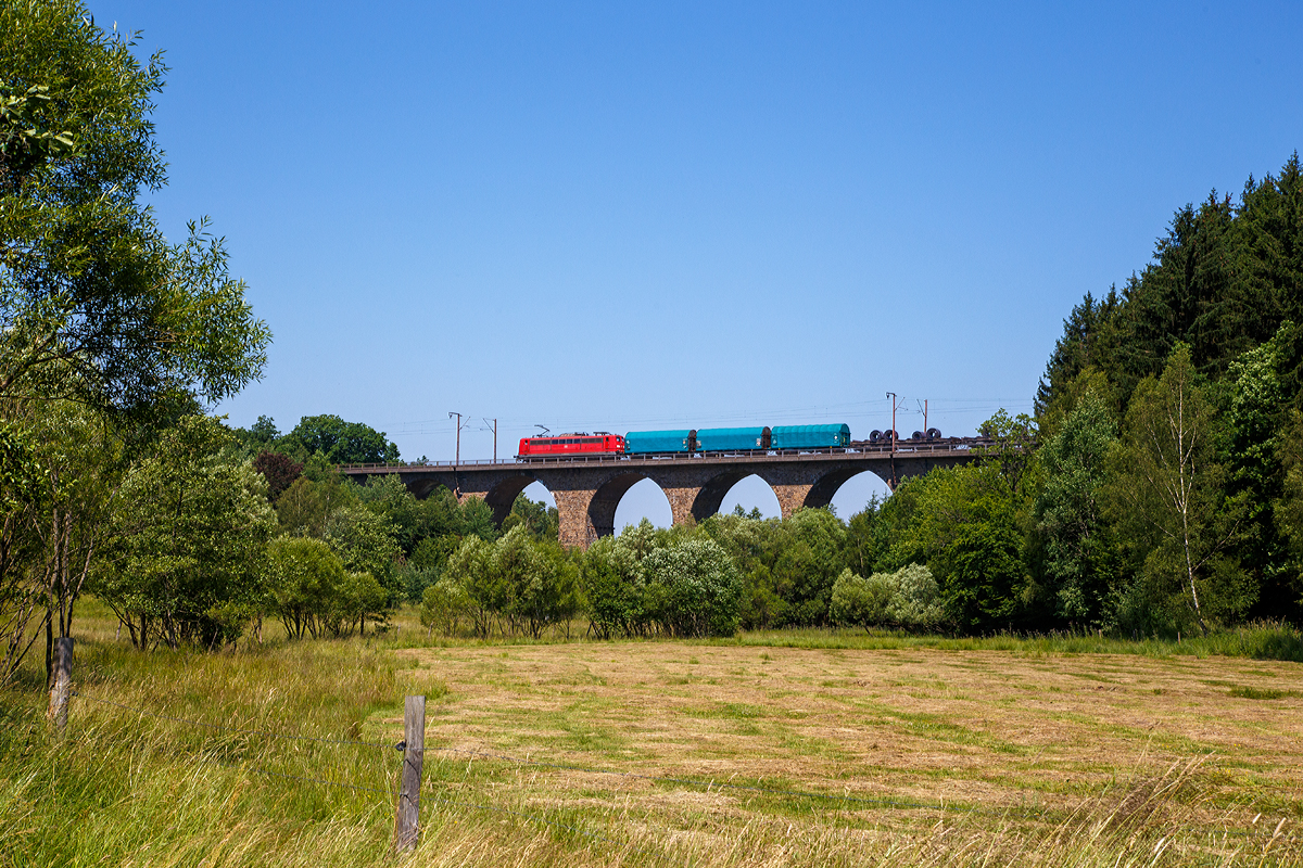 
Die 151 029-6 (91 80 6151 029-6 D-DB) der DB Schenker Rail Deutschland schiebt einen Coil-Güterzug über den Rudersdorfer Viadukt in Richtung Dillenburg nach. Zuglok war 152 167-3, siehe vorheriges Bild.