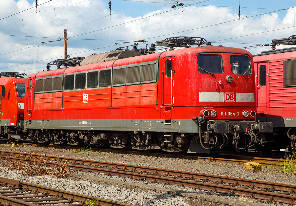 
Die 151 064-3 (91 80 6151 064-3 D-DB) der DB Cargo AG ist am 06.08.2017 im Abstellbereich in Kreuztal abgestellt .

Die Lok wurde 1974 bei Henschel & Sohn in Kassel unter der Fabriknummer 31807 gebaut.
