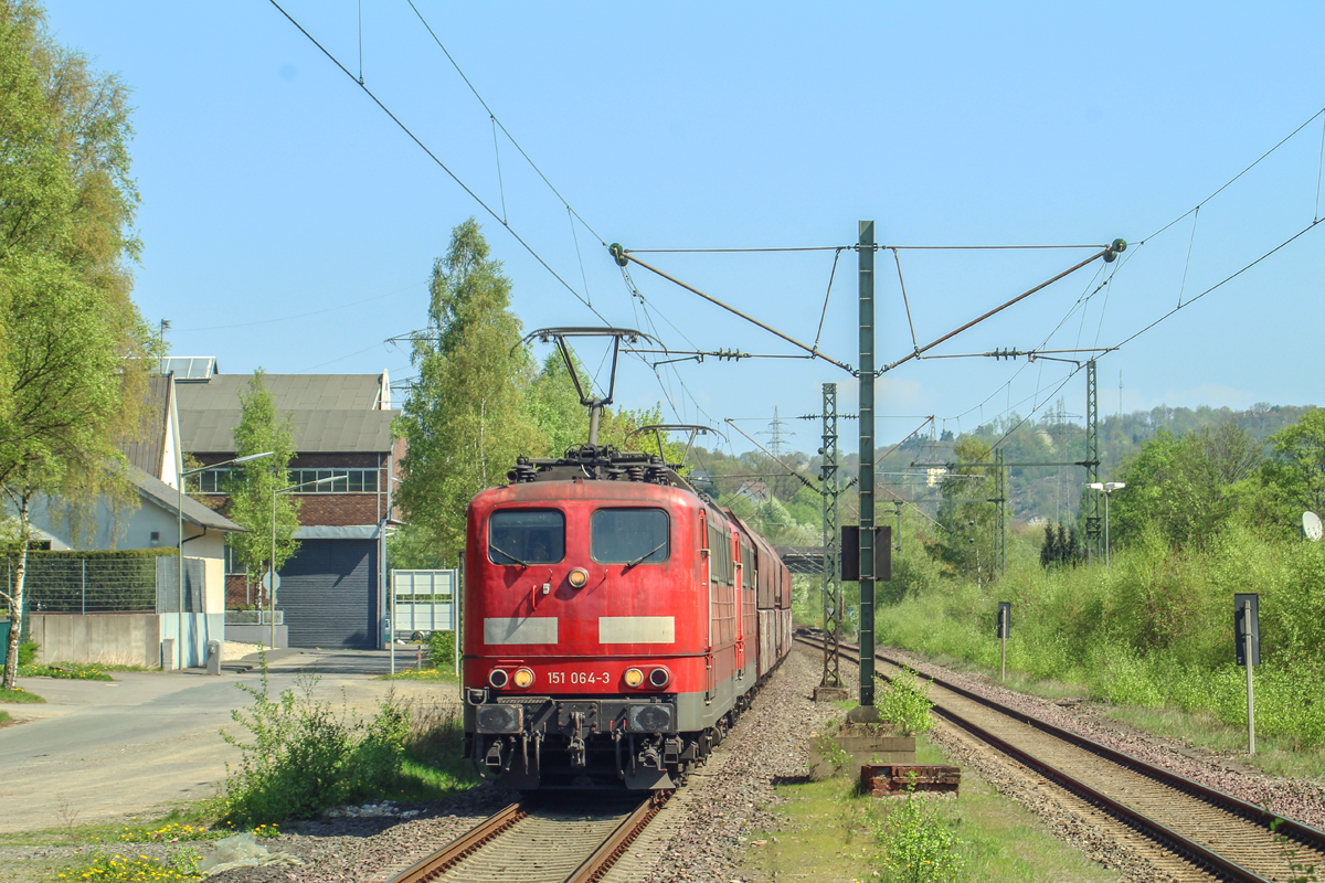Die 151 064-3 (91 80 6151 064-3 D-Rpool) durchfährt am 21.04.22018 mit einer weitern 151, beide ex DB, heute bei Railpool, mit ihrem Coil-Ganzzug den Haltepunkt Eiserfeld (Sieg) in Richtung Betzdorf (Sieg).
Lieben Gruß an den Tf zurück.