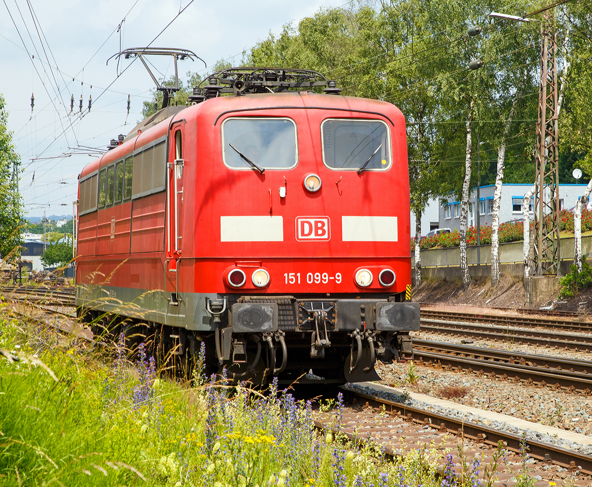 
Die 151 099-9  (91 80 6151 099-9 D-DB) der DB Schenker Rail Deutschland AG am 18.06.2015 beim rangieren in Kreuztal. 

Die Lok wurde 1976 von Krupp unter der Fabriknummer 5349 gebaut.