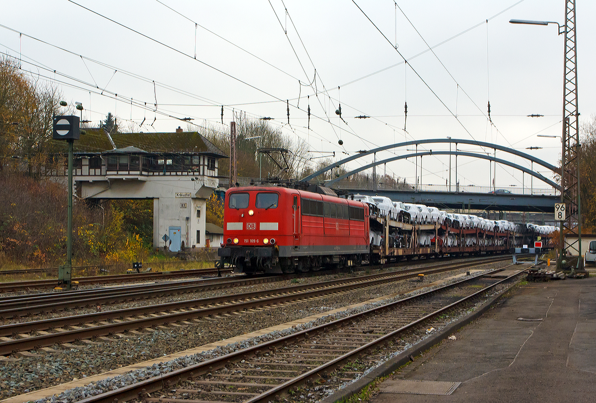 
Die 151 109-6 (91 80 6151 109-6 D-DB) der DB Schenker Rail Deutschland AG fährt mit einem Autotransportzug am 22.11.2014 durch Kreutal in Richtung Norden.
   
Die Lok wurde 1975 bei Henschel in Kassel unter der Fabriknummer 31885 gebaut.