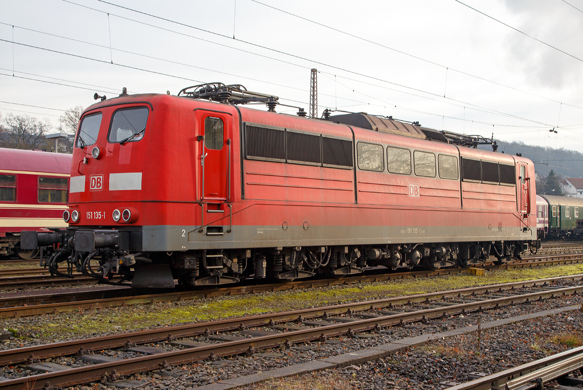 
Die 151 135-1 (91 80 6151 135-1 D-DB) der DB Schenker Rail Deutschland AG ist am 05.12.2015 im Kreuztaler Abstellbereich abgestellt. Die Lok wurde 1976 von Henschel in Kassel unter der Fabriknummer 32027 gebaut.