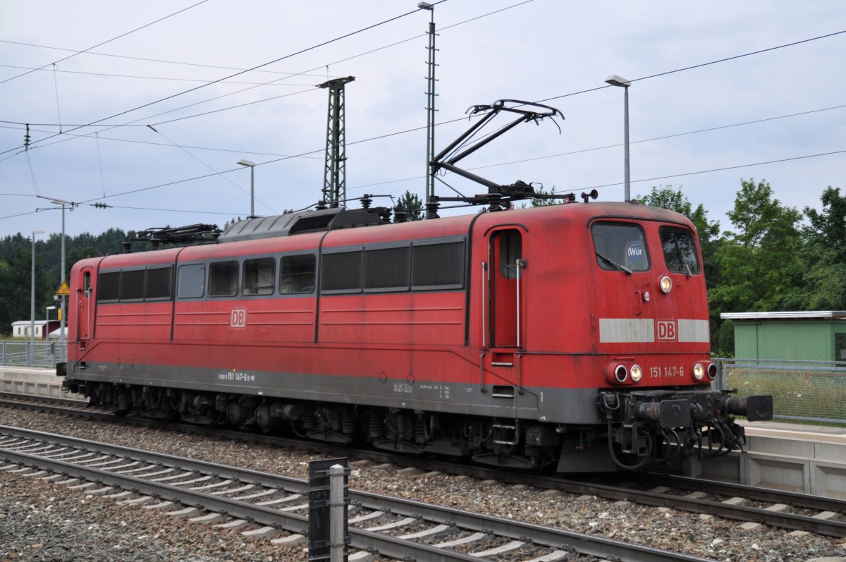 Die 151 147-6 steht am Bahnsteig in Amstetten fr die Abschleppung eines ICE bereit, der Probleme gemeldet hatte, am 08.08.2009. Ich hatte mich gewundert, dass die 151 allein in Falschfahrt (linkes Gleis) ber die Geislinger Steige kam.