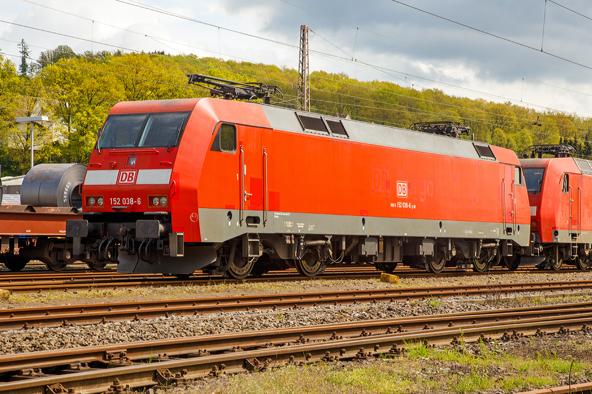 
Die 152 038-6 der DB Schenker Rail Deutschland AG ist am 25.04.2015 in Kreuztal abgestellt.

Die Siemens ES 64 F wurde 1999 bei Krauss-Maffei in München unter der Fabriknummer 20165 gebaut, der elektrische Teil ist von DUEWAG (Fabriknummer 91934). 

Sie hat die NVR-Nummer 91 80 6152 101-2 D-DB und die EBA-Nummer EBA 96Q15A 038. 