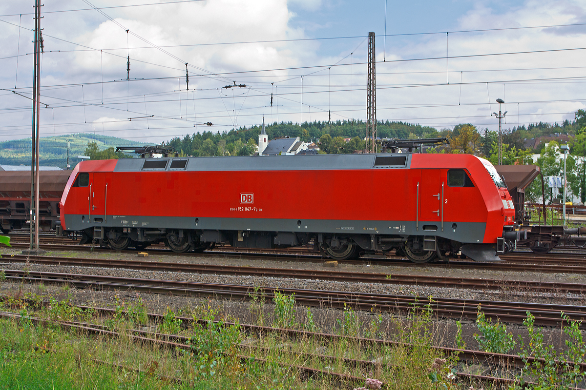 Die 152 047-7 der DB Schenker Rail Deutschland AG ist am 28.08.2014 in Kreuztal abgestellt.

Die Siemens ES 64 F wurde 1999 bei Krauss-Maffei in München unter der Fabriknummer 20174 gebaut, sie hat aktuelle NVR-Nr. 91 80 6152 047-7 D-DB und die  EBA 96Q15A 047.

Als Ersatz für die schweren E-Loks der BR 150 und für Einsatzgebiete der BR 151 / 155 wurde die Beschaffung der Drehstromlok der BR 152 (Siemens ES64F) eingeleitet, sie ist eine Hochleistungslokomotive aus der Siemens ES64 EuroSprinter-Typenfamilie für den schweren Güterzugverkehr, die auch für Personenzüge genutzt werden kann.

Die Baureihe basiert auf dem von Siemens konstruierten Prototyp ES64P. Da jedoch klar war, dass die Maschinen ausschließlich im Güterverkehr eingesetzt werden sollten und eine Höchstgeschwindigkeit von 140 km/h als ausreichend angesehen wurde, konnte auf die Verwendung von voll abgefederten Fahrmotoren verzichtet und auf den wesentlich einfacheren und preisgünstigeren Tatzlager-Antrieb zurückgegriffen werden. Dieser gilt durch die Verwendung moderner Drehstrommotoren bei niedrigen Geschwindigkeiten als relativ verschleißarm.

Technische Daten der BR 152:
Achsformel: Bo´Bo´
Länge über Puffer: 19.580 mm
Breite: 3.000 mm
Drehzapfenabstand: 9.900 mm
Drehgestellachsstand: 3.000 mm
Dienstmasse: 86,7 t
Höchstgeschwindigkeit: 140 km/h
Dauerleistung: 6.400 kW (8.701 PS)
Anfahrzugkraft: 300 kN
Stromsystem: 15 kV, 16 2/3 Hz