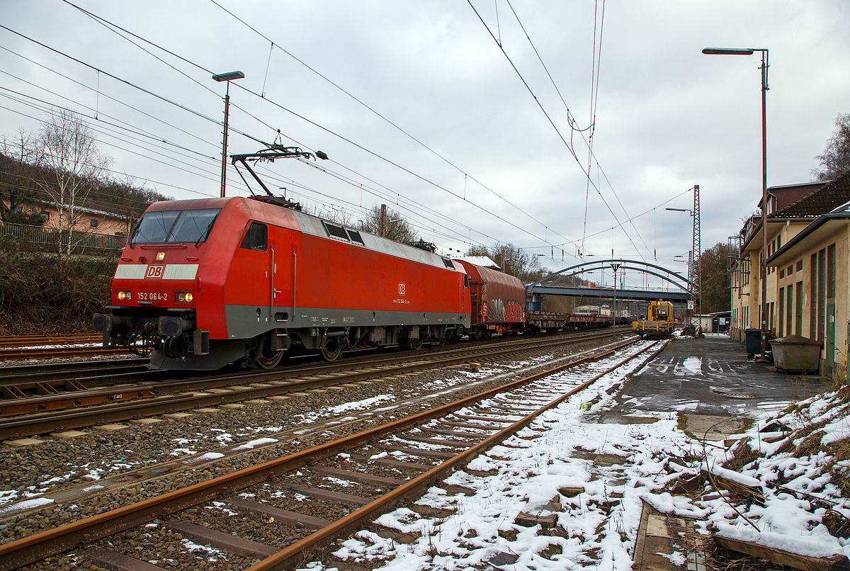 Die 152 064-2 (91 80 6152 064-2 D-DB) der DB Cargo Deutschland AG fährt am 14.01.2021 mit einem langen Güterzug (leere Coilwagen) von Kreuztal in Richtung Hagen los.

Die Siemens ES 64 F wurde 1999 von Krauss-Maffei unter der Fabriknummer 20191 gebaut und an die DB geliefert.