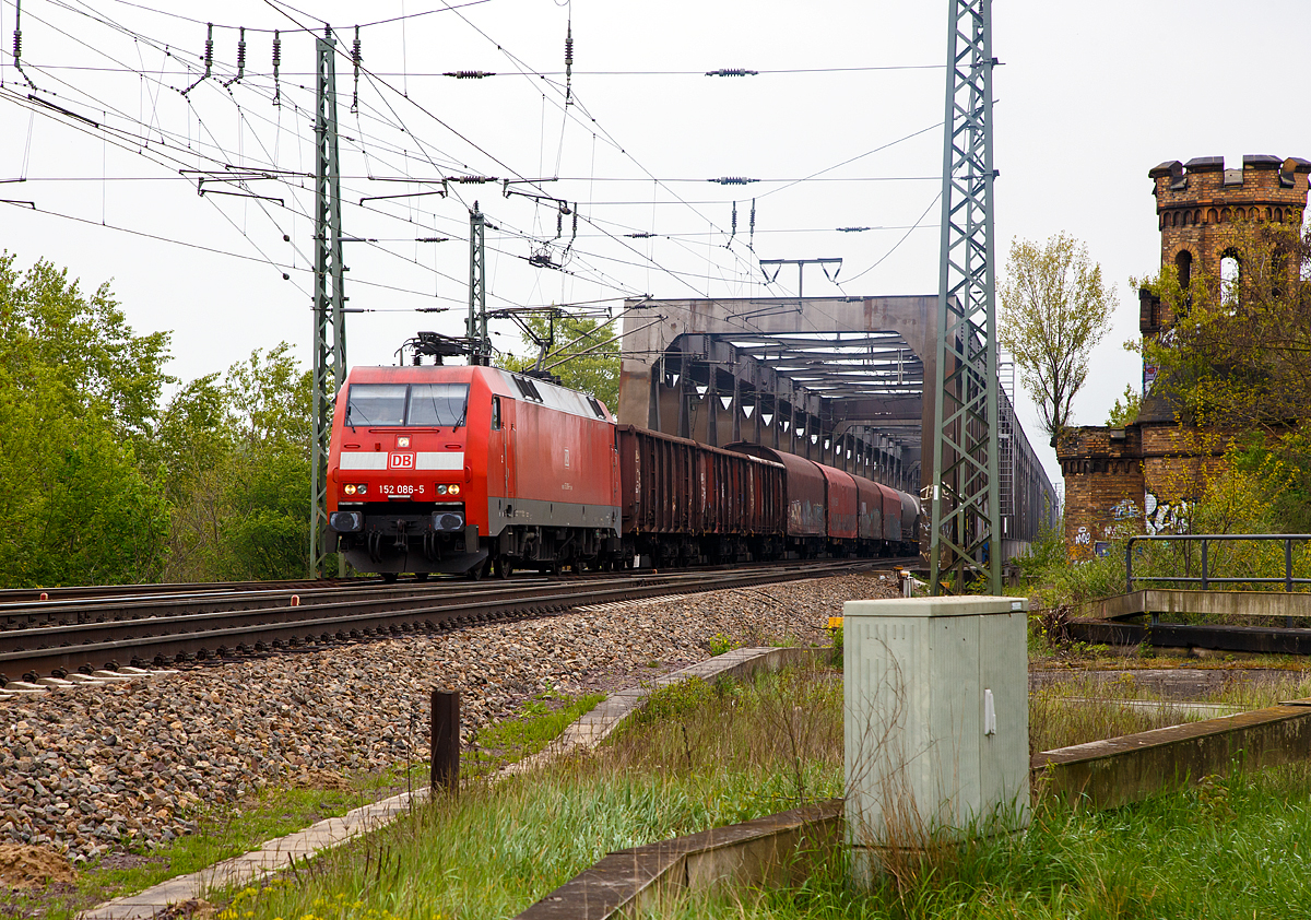 
Die 152 086-5 (91 80 6152 086-5 D-DB) der DB Cargo Deutschland AG kommt am 06.05.2017 mit einem gem. Güterzug bei Magdeburg Neustadt über die Herrenkrug-Eisenbahnbrücke (Elbe).

Die Siemens ES 64 F wurde 200 von Krauss-Maffei in München unter der Fabriknummer 20213 gebaut, der elektrische Teil ist von DUEWAG (Fabriknummer 91958).