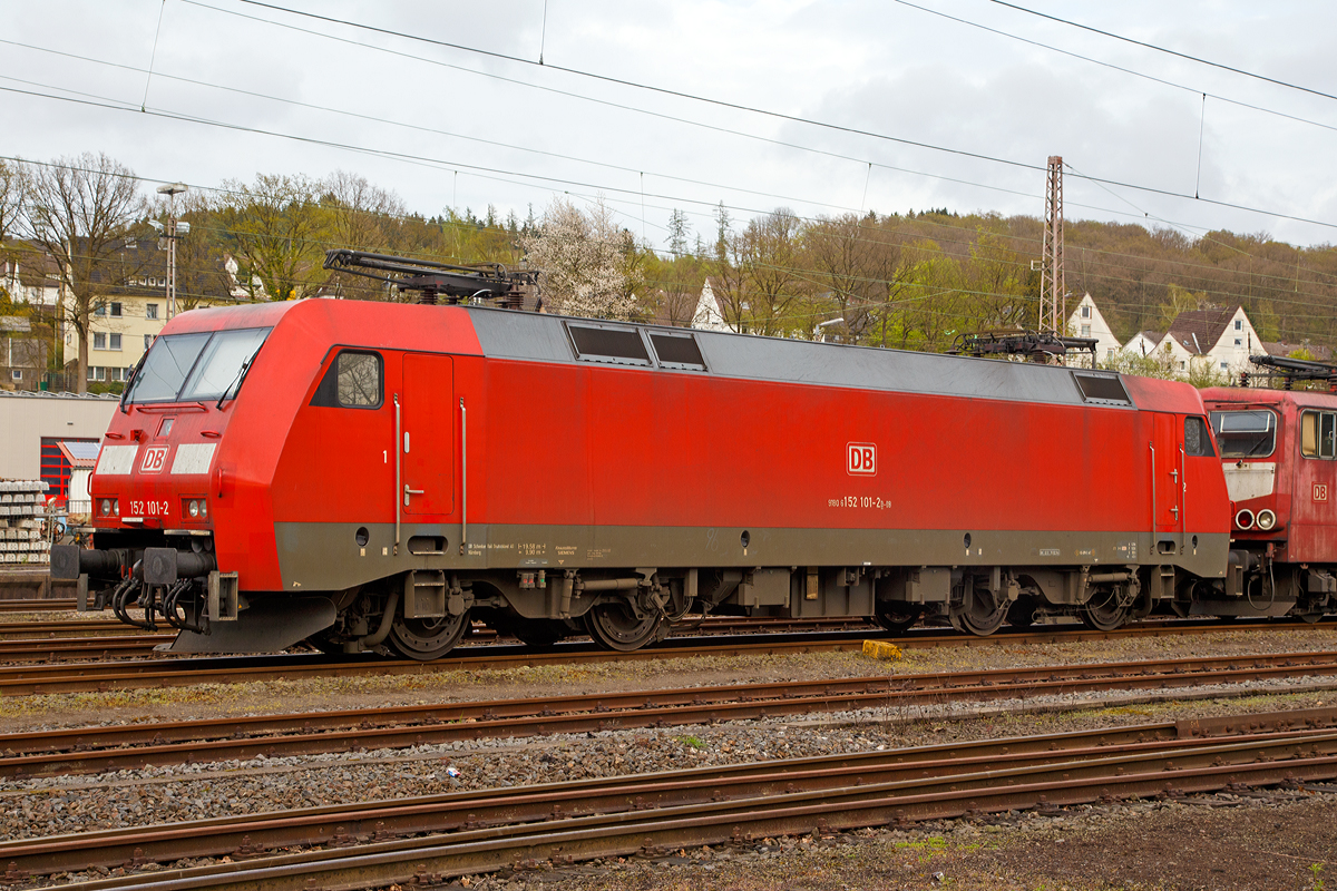 
Die 152 101-2 (91 80 6152 101-2 D-DB) der DB Schenker Rail Deutschland AG ist am 25.04.2015 in Kreuztal abgestellt. 

Die Siemens ES 64 F wurde 2000 bei Krauss-Maffei in München unter der Fabriknummer 20228 gebaut, sie hat EBA-Nummer EBA 96Q15A 101.