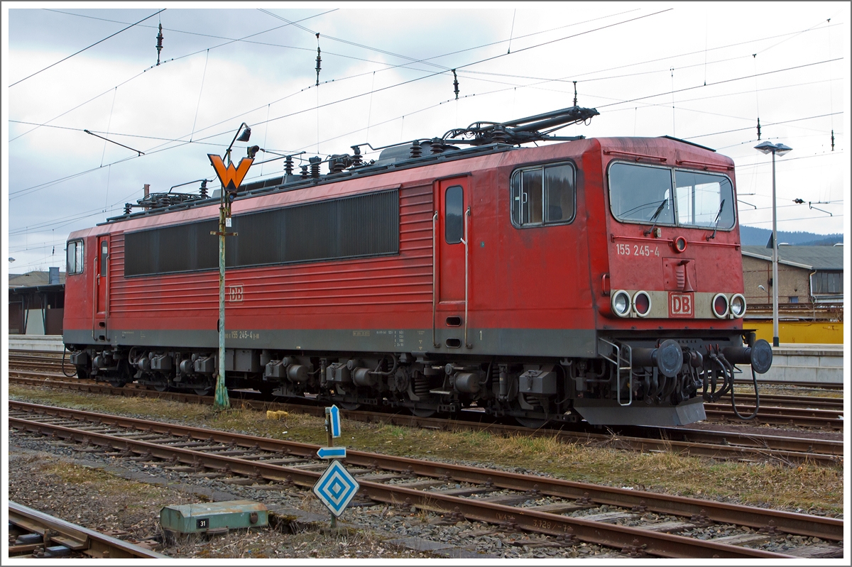 Die 155 245-4  (ex DR 250 245-8) der DB Schenker Rail Deutschland AG abgestellt am 15.03.2014 in Kreuztal. 

Der  Strom-Container  wurde 1984 bei LEW (VEB Lokomotivbau Elektrotechnische Werke Hans Beimler) in Hennigsdorf unter der Fabriknummer 17904 gebaut und als 250 245-8 an die DR (Deutsche Reichsbahn) geliefert. Nach einem Unfall im Jahre 2002 wurde sie 2003 unter Verwendung des Lokrahmens von 155 166-2 neuaufgebaut. Seit 2007 hat sie die NVR-Nummer 91 80 6155 245-4 D-DB und die  EBA-Nummer  EBA 95O01A 025.
Zwischenzeitlich galt sie sogar als ausgemustert.
