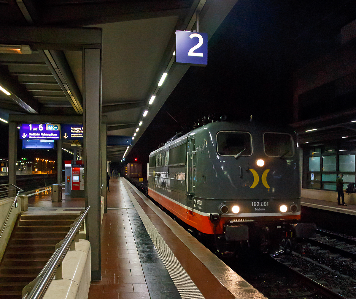 
Die 162.001  Mabuse  (91 80 6151 013-0 D-HCTR) der Hector Rail (Germany) GmbH zieht am 20.02.2017 (23.41 Uhr) eine Containerzug durch den Bahnhof Siegburg/Bonn in Richtung Siegen. 

Die Lok Lok wurde 1973 von Krupp unter der Fabriknummer 5255 und als 151 013-0 an die DB geliefert. Bis zum 29.02.2016 war sie für die DB Cargo (91 80 6151 013-0 D-DB) unterwegs und wurde dann an die Hector Rail verkauft. Die Lok wird aber weiterhin in Deutschland registriert und wird nicht in Schweden geführt. Warum andere Seiten sie unter Schweden führen verstehe ich nicht ganz.