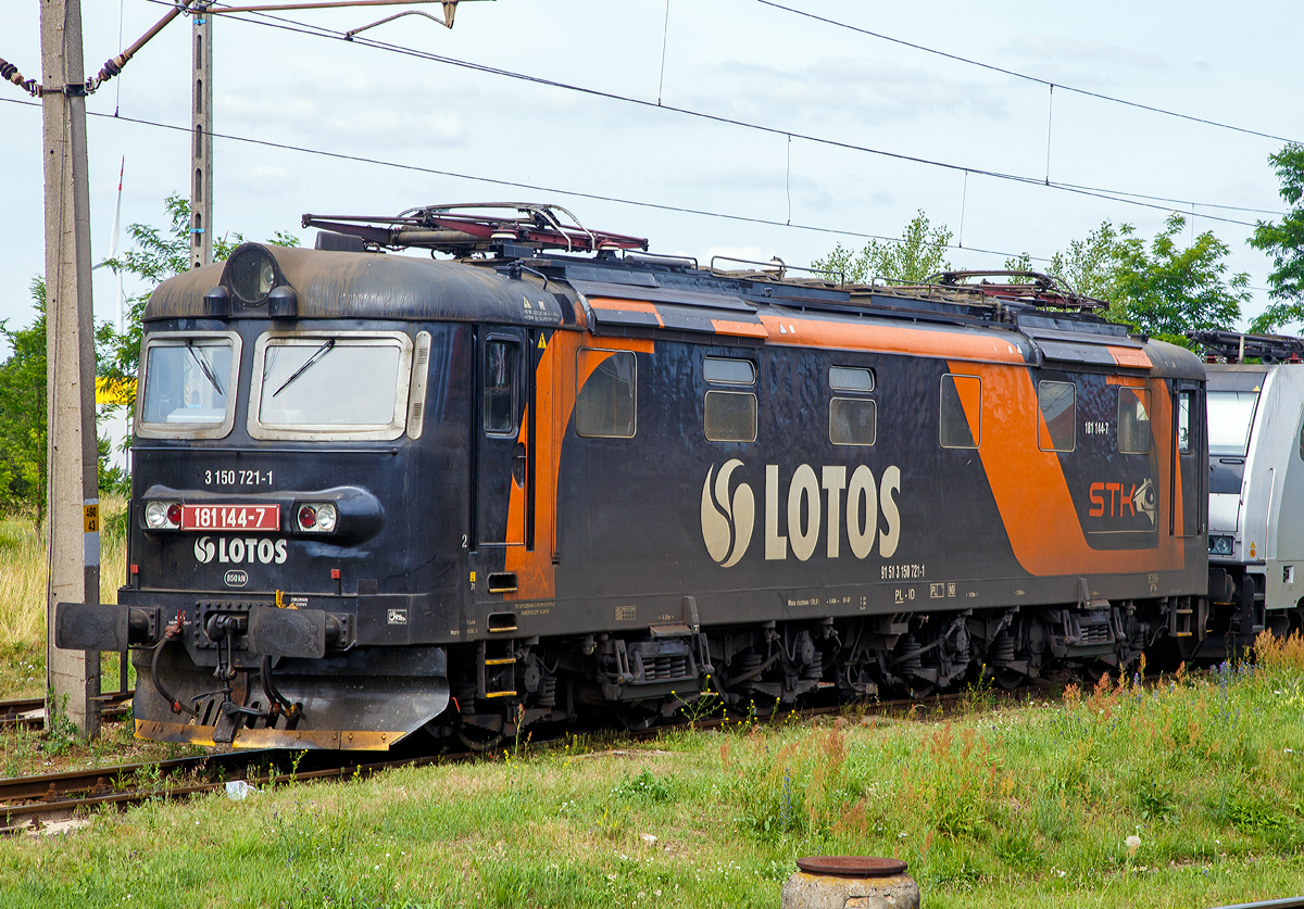 
Die 181 144-7 (91 51 3 150 721-1 PL-ID), ex ČD 181 144-7, eine ET23 der LOTOS Kolej ist am 27.06.2017 in Rzepin / Polen (deutsch Reppen) abgestellt.

Diese Loks vom Typ Škoda 31E2 werden in Polen als Baureihe ET 23 und stammt aus dem Bestand der ČD (České dráhy, deutsch Tschechische Bahnen). 

Die PKP hatte nie diese Maschinen gekauft, doch 2005 gelangten die ersten Exemplare (181 009, 039 und 116) an private polnische Eisenbahnunternehmen wie PCC-Rail und LOTOS Kolej. Sie waren bei der CD überflüssig geworden, da ein Überbestand vorhanden war und vor allem die Tendenz bestand, sechsachsige Maschinen durch vier-achsige zu ersetzen. In den Folgejahren kamen viele weitere 181er nach Polen, wobei die meisten immer noch Eigentum der  CD bzw. der CD-Cargo sind und an die polnischen Betreiber nur vermietet sind (wie diese hier auch).

Diese ČSD-Baureihe E 669.1,  (ab 1988: ČD Baureihe 181) ist eine sechsachsige elektrische Güterzuglokomotive der einstigen Tschechoslowakischen Staatsbahn ČSD für das 3-kV-Gleichstromsystem im Norden und Osten der ehemaligen Tschechoslowakei. Sie entstand als Weiterentwicklung aus der ebenfalls sechsachsigen Baureihe E 669.0. 

Nachdem die beiden Prototypen E 669.001 und 002 die in sie gestellten Erwartungen erfüllten, wurden in Ableitung ihrer Konstruktion die Serienlokomotiven bei Škoda in Plzeň (Pilsen) in den Jahren 1961 und 1962 hergestellt. Die Lokomotiven wurden in zwei Serien (001-080) Škoda 31E1 und (081-150) Škoda 31E2 gebaut. Die Lokomotiven der ersten Serie hatte eine verringerte Leistung, da sie für den Betrieb auf 1,5 kV Gleichstrom mit niederen Leistungen in den Fahrmotoren ausgelegt waren.

Die Lokomotiven wurden ausschließlich für den schweren Güterzugdienst und für den Schiebedienst hergestellt.

Der Lokkasten ist geschweißt mit Stahlplatten, in der Ausführung erscheint er so wie die anderen Lokomotiven von Škoda der 1. Generation. Er besitzt nur einen Aufstieg zu dem Führerstand, auf der linken Seite. 

Die Drehgestelle sind mit dem Rahmen des Lokkastens über den Drehzapfen gelagert und sekundär abgefedert. Ursprünglich geschah diese Federung mit einer Blattfeder, nach einer späteren Rekonstruktion wurde diese durch ein Paket Schraubenfedern ersetzt, welches den Lokkasten trägt. Die Achsen sind mit 2 Blattfedern im Drehgestellrahmen gefedert. Die mittlere Achse hat einen um 10 mm geschwächten Radreifen. Beide Drehgestelle sind durch eine Kupplung miteinander verbunden.

Die Lokomotive wird gesteuert durch eine Widerstandssteuerung, die über einen Hauptkontroler elektropneumatisch angesteuert werden. Der Hauptkontroler wird durch den Fahrschalter betätigt. Die Lokomotive besitzt 42 Fahrstufen. Die Traktionsfahrmotoren sind als Tatzlagerfahrmotoren ausgeführt. Die Lokomotiven sind ausgerüstet mit einem Gleitschutz und einer Sicherheitsfahrschaltung.

Die Lokomotiven beeindruckten von Anfang an durch ihre enorme Zugkraft und ihre ruhige Gleislage vor schweren Zügen. Sehr vorteilhaft sind auch ihre einfache Konstruktion und ihre Zuverlässigkeit. Obwohl sie schon sehr alt sind, sind sie nach wie vor beliebte Maschinen. 

Ihr Hauptnachteil war allerdings, dass durch das dreiachsige Drehgestell im Bogen die Geschwindigkeit herabgesetzt werden musste, ansonsten beschädigten die Radreifen der dreiachsigen Drehgestelle die Schienen. Auf Grund dieser Eigenschaft, und durch sinkende Transportleistungen im Güterverkehr, sind die Fahrzeuge im großen und ganzem durch die neue Reihe 163 verdrängt, die dank ihrer zweiachsigen Drehgestelle solche Deformationen des Oberbaues vermeidet.

Alle Lokomotiven gingen nur in den Bestand der ČD über. Obwohl für die heutigen Transportleistungen vierachsige Lokomotiven ausreichend sind, befinden sich noch einige Lokomotiven der großen Güterzug-Elektrolokomotive im Dienst.

Zurzeit befinden ca. 50 Maschinen in Polen.

TECHNISCHE DATEN:
Gebaute Stückzahl: 150
Baujahre: 1961 und 1962
Spurweite: 1.435 mm
Achsfolge: Co’Co’
Länge über Puffer:  18.800 mm
Drehzapfenabstand: 	9.400 mm
Achsabstand im Drehgestell: 2.500 und 2.300 mm 
Treibraddurchmesser: 	1.250 mm
Breite:  2.950 mm
Kleinster bef. Halbmesser: 	125 m
Dienstgewicht: 	124,2 t
Radsatzfahrmasse:  20,7 t
Höchstgeschwindigkeit:  90 km/h
Dauerleistung: 	2.790 kW (ab 080) /  2.610 kW (001–080)
Anfahrzugkraft: 	345 kN
Dauerzugkraft: 213 kN
Stromsystem:  3 kV DC (Gleichstrom)
Anzahl der Fahrmotoren: 6 Stück vom Typ 2 AD 4346 gT (ab 080) mit 465 kW Leistung
Antrieb: Der Antrieb erfolgte durch sechs tatzgelagerte Gleichstrom-Reihenschlussmotoren mit beidseitiger Übertragung des Drehmoments auf Radsätze über schräg-verzahnte Getrieberäder.   
Getriebeübersetzung: 1:4,24
Bremse: Klotzbremse DAKO
