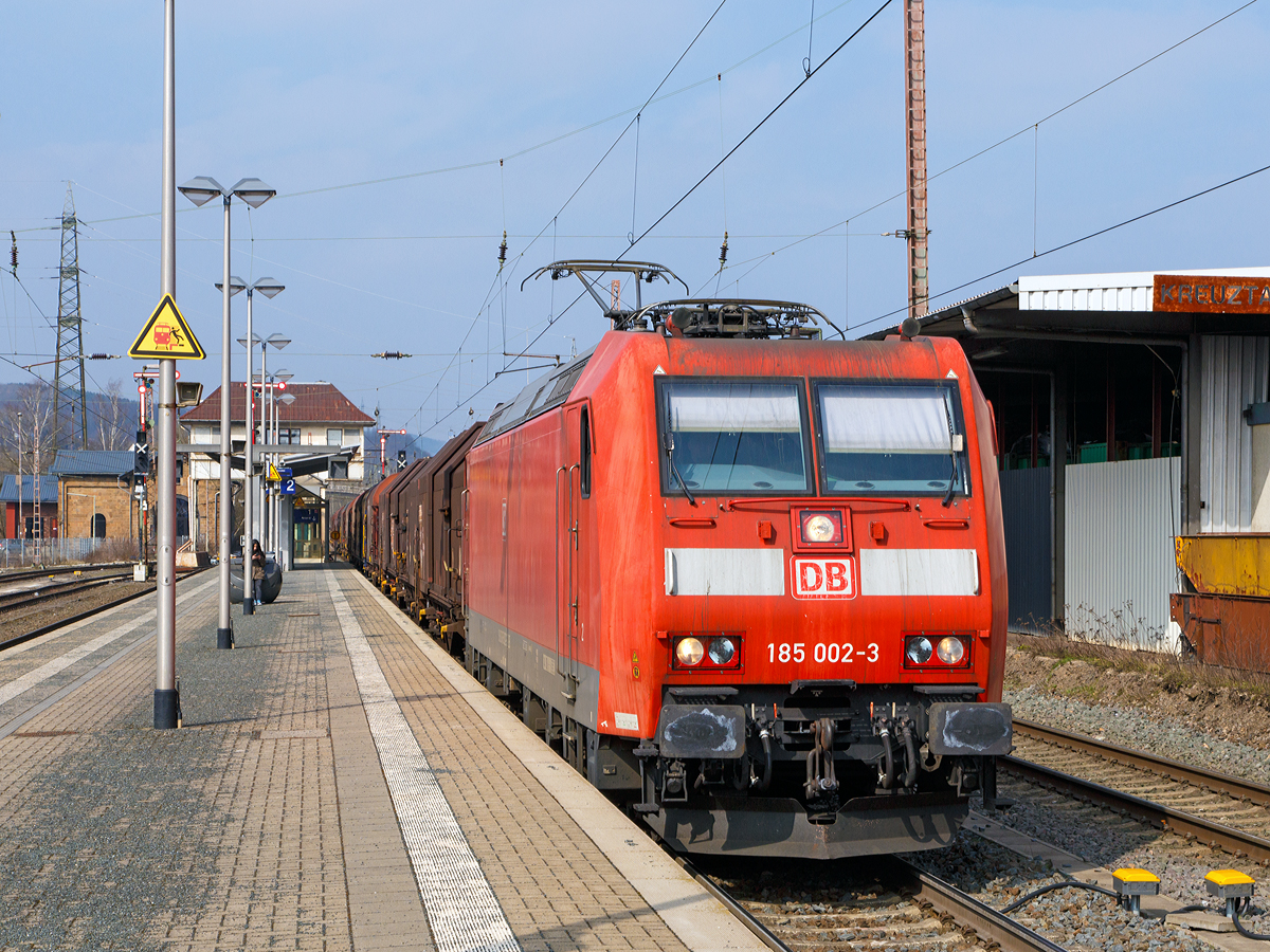 
Die 185 002-3 der DB Schenker Rail Deutschland AG fährt am 23.03.2015 aus Richtung Hagen mit einem Coil-Güterzug durch den Bahnhof Kreuztal, den sie gleich im Ragierbahnhof abstellt. 

Die TRAXX F140 AC wurde 2000 von ABB Daimler-Benz Transportation GmbH (ADtranz) in Kassel unter der Fabriknummer 33399 gebaut. 
Sie hat die aktuelle NVR-Nummer 91 80 6185 002-3 D-DB und EBA-Nummer EBA 99A22C 002.