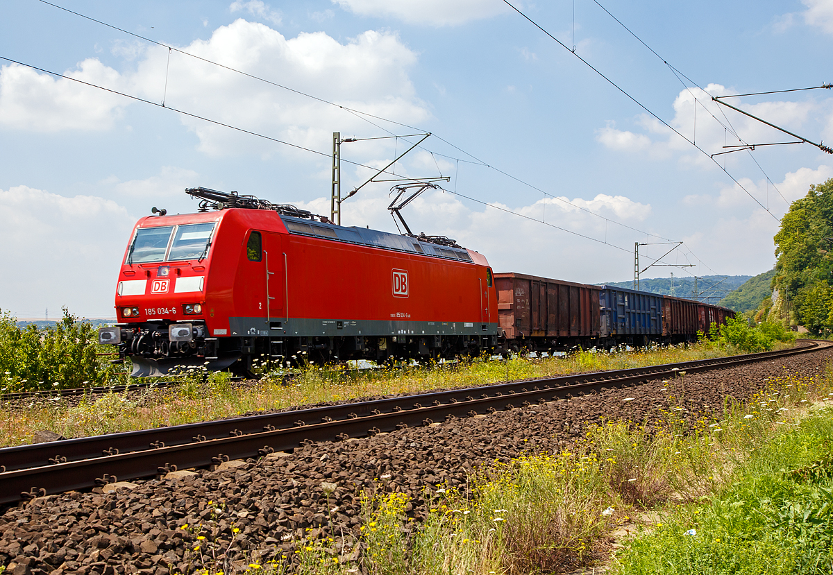 
Die 185 034-6 (91 80 6185 034-6 D-DB) der DB Cargo fährt am 07.07.2018 mit eimem Güterzug durch Neuwied-Feldkirchen in Richtung Süden. 

Die TRAXX F140 AC1 wurde 2001 von Bombardier unter der Fabriknummer 33432 gebaut. Sie hat die Zulassung für Deutschland und Frankreich. Gut zu erkennen sind auch die vier Stromabnehmer. 