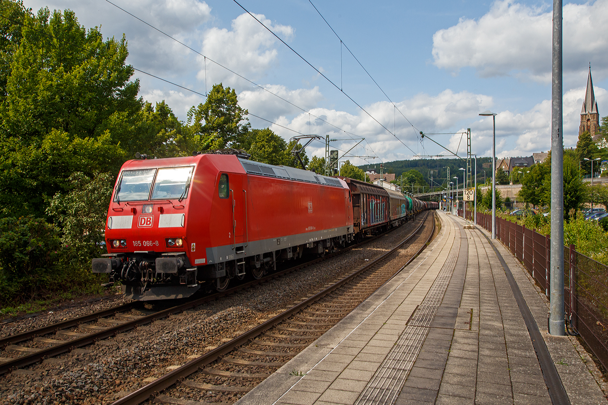 Die 185 066-8 (91 80 6185 066-8 D-DB) der DB Cargo AG fährt am 21.08.2021 mit einem sehr langen gemischten Güterzug (vermutlich leere Wagen) durch den Bahnhof Kirchen an der Sieg in Richtung Köln.

Die TRAXX F140 AC1 wurde 2002 bei Bombardier in Kassel unter der Fabriknummer 33472 gebaut. 