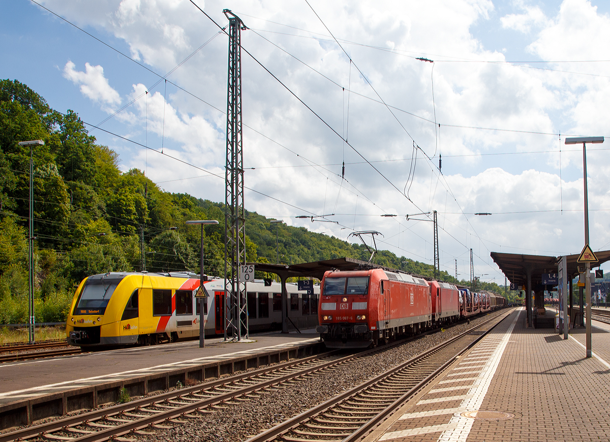 
Die 185 067-6 (91 80 6185 067-6 D-DB), eine TRAXX F140 AC1 der DB Cargo AG fhrt am 13.08.2017 mit einer kalten 185.2er (TRAXX F140 AC2) und einem gemischten Gterzug durch den Banhhof Dillenburg in Richtung Norden. 

inten auf Gleis 5 steht der VT 506 (95 80 1648 106-0 D-HEB / 95 80 1648 606-9 D-HEB), ein Alstom Coradia LINT 41 der neuen Generation,, der HLB (Hessische Landesbahn GmbH) als RB 96  Hellertalbahn  (Dillenburg - Haiger - Neunkirchen - Herdorf - Betzdorf) bereit.
