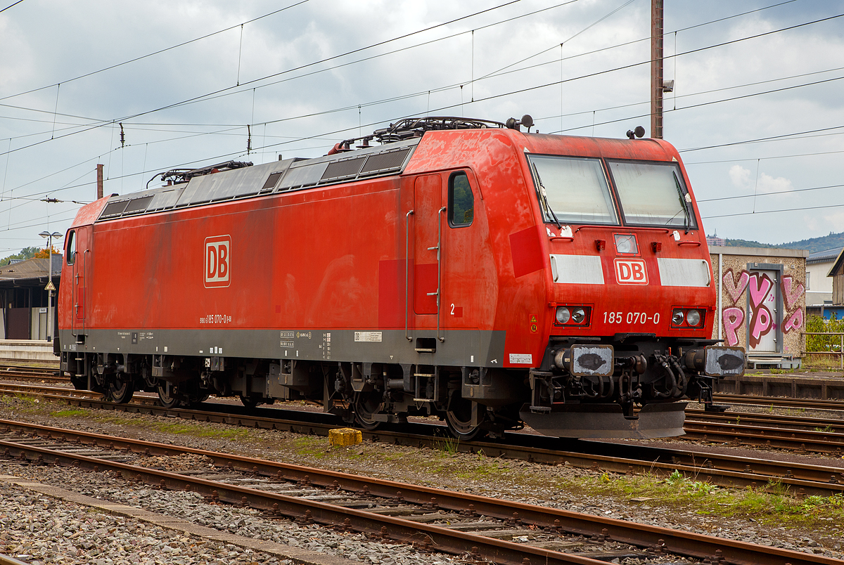 Die 185 070-0 (91 80 6185 070-0 D-DB) der DB Cargo AG ist am 24.09.2017 in Kreuztal in der Abstellgruppe abgestellt.

Die TRAXX F140 AC1 wurde 2002 von Bombardier Transportation GmbH in Kassel unter der Fabriknummer 33485 gebaut.

